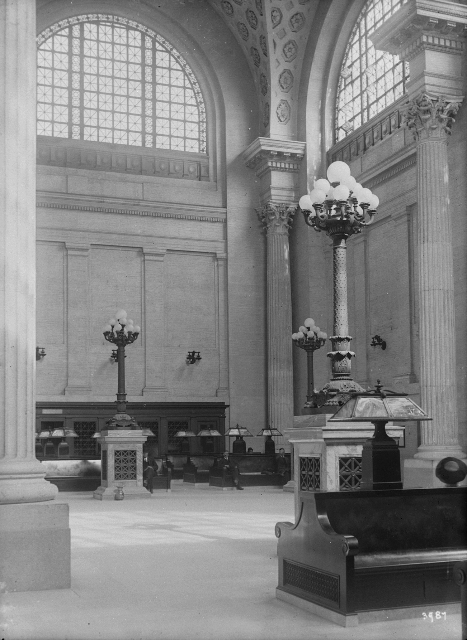 The benches remained fixtures of the general waiting room for five decades. This photo was taken in the 1920s. (Library and Archives Canada)