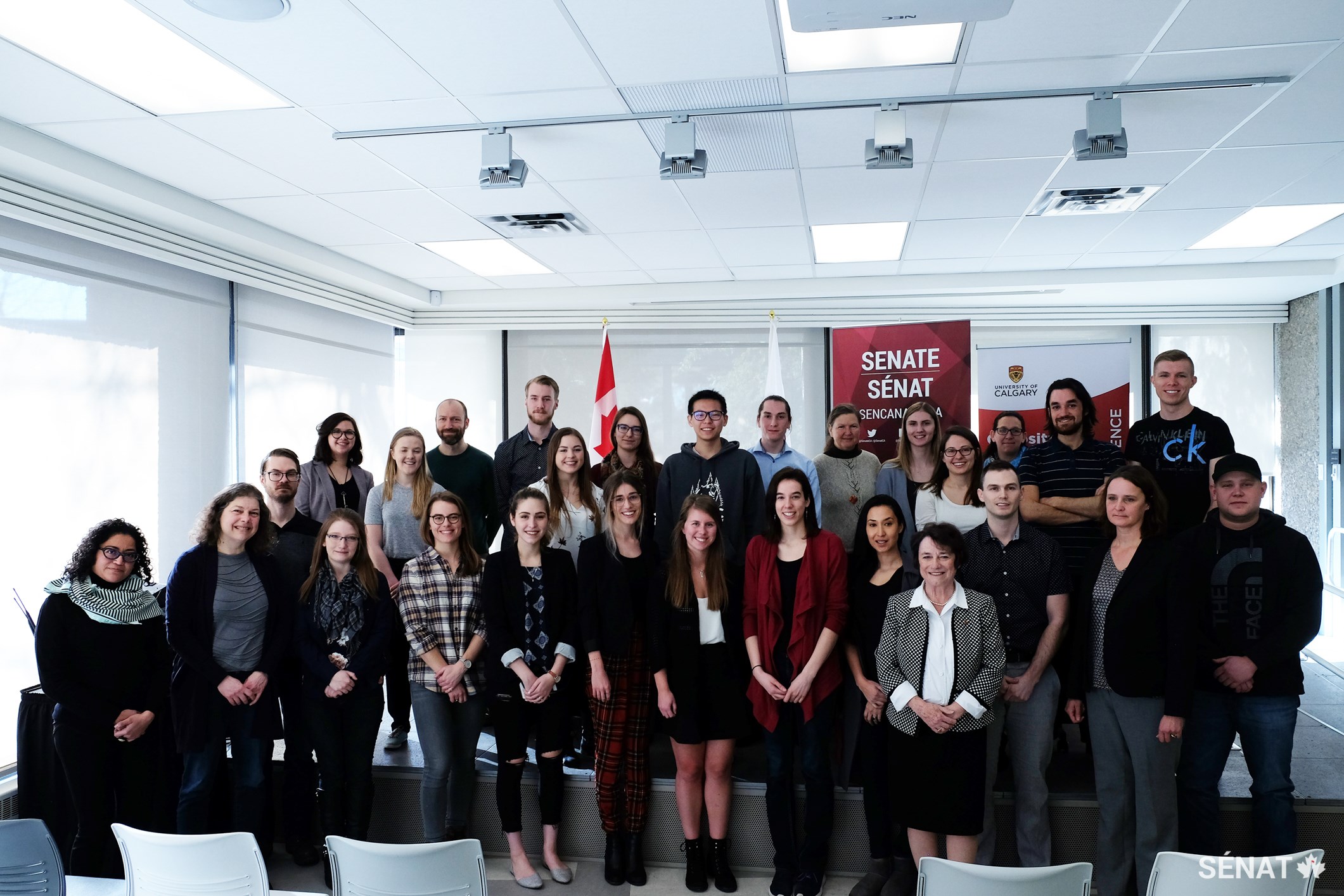 Les sénateurs tiennent une discussion de groupe avec des élèves en sciences environnementales, en droit et en administration publique à l’Université de Calgary.