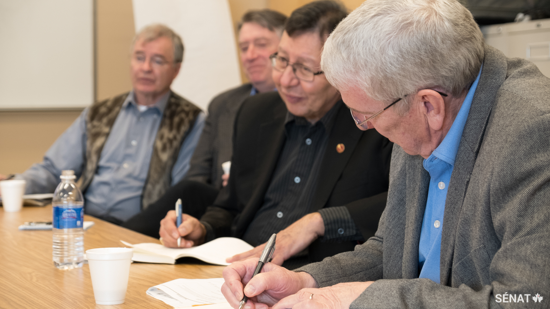 À partir de la gauche, les sénateurs Dennis Patterson, Scott Tannas, Dan Christmas et Norman Doyle écoutent des dirigeants de l’Île-à-la-Crosse, en Saskatchewan, parler de développement économique local et autonome, dont le potentiel est considérable.