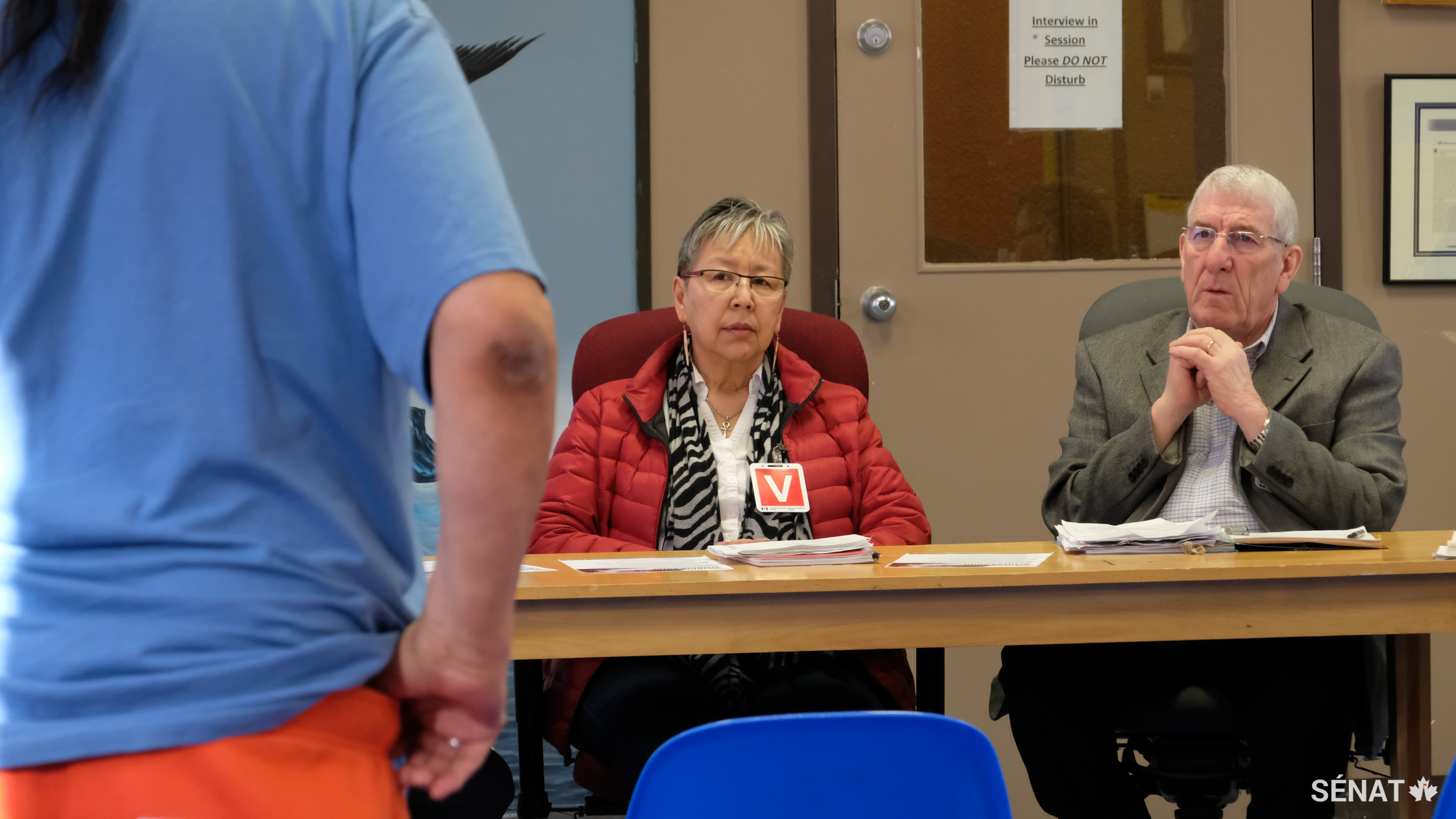 Des sénateurs, dont la sénatrice Lilian Eva Dyck, présidente du comité, et le sénateur Norman Doyle, écoutent des détenus autochtones parler des défis posés par le système carcéral fédéral.