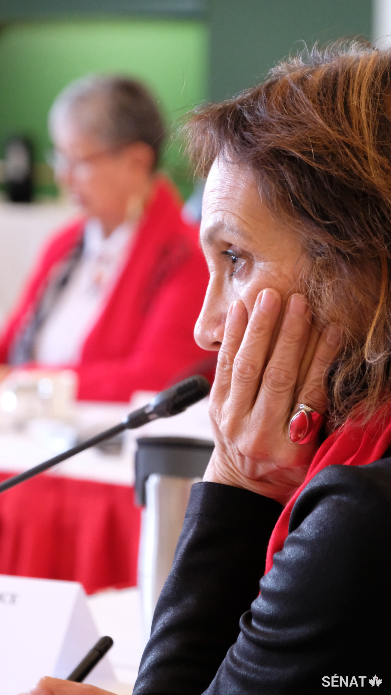 La sénatrice Mary Jane McCallum écoute des spécialistes médicaux discuter du projet de loi C 45 sur la légalisation du cannabis et de ses conséquences possibles sur la santé et le bien être des communautés autochtones.