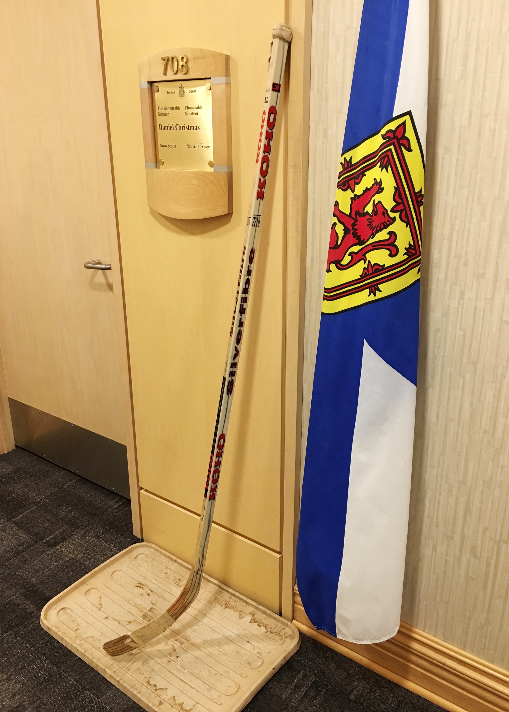 Un bâton de hockey à l'extérieur du bureau du sénateur Dan Christmas.