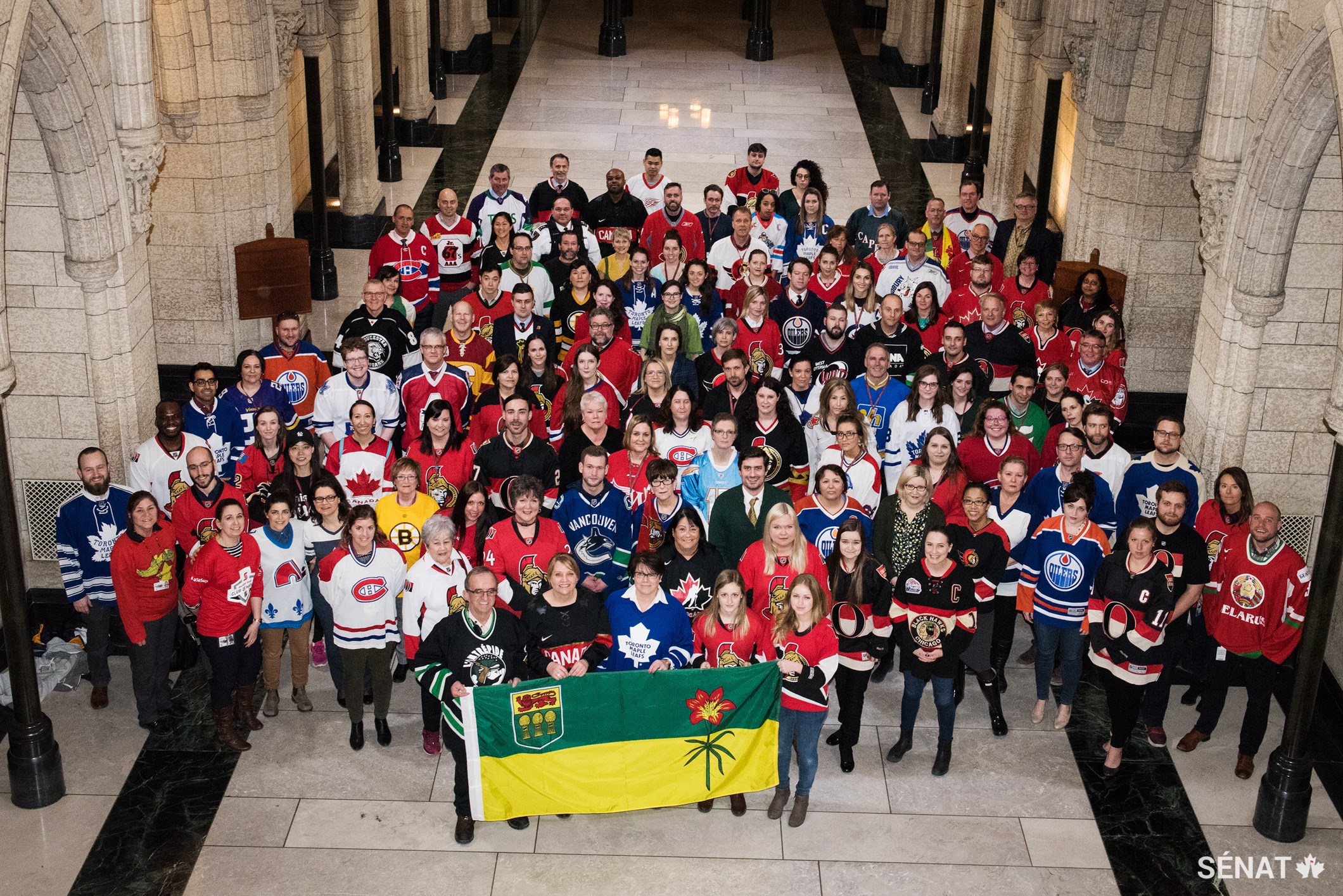 Nous portons nos chandails, et du vert et or, pour exprimer aux familles et à la communauté de Humboldt notre soutien et notre affection.