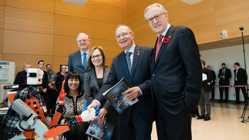 Le comité a publié son rapport lors d’un événement @uOttawa. Les sénateurs Kelvin Kenneth Ogilvie, Art Eggleton, Chantal Petitclerc et Judith Seidman ont été témoins de ces nouvelles technologies en action