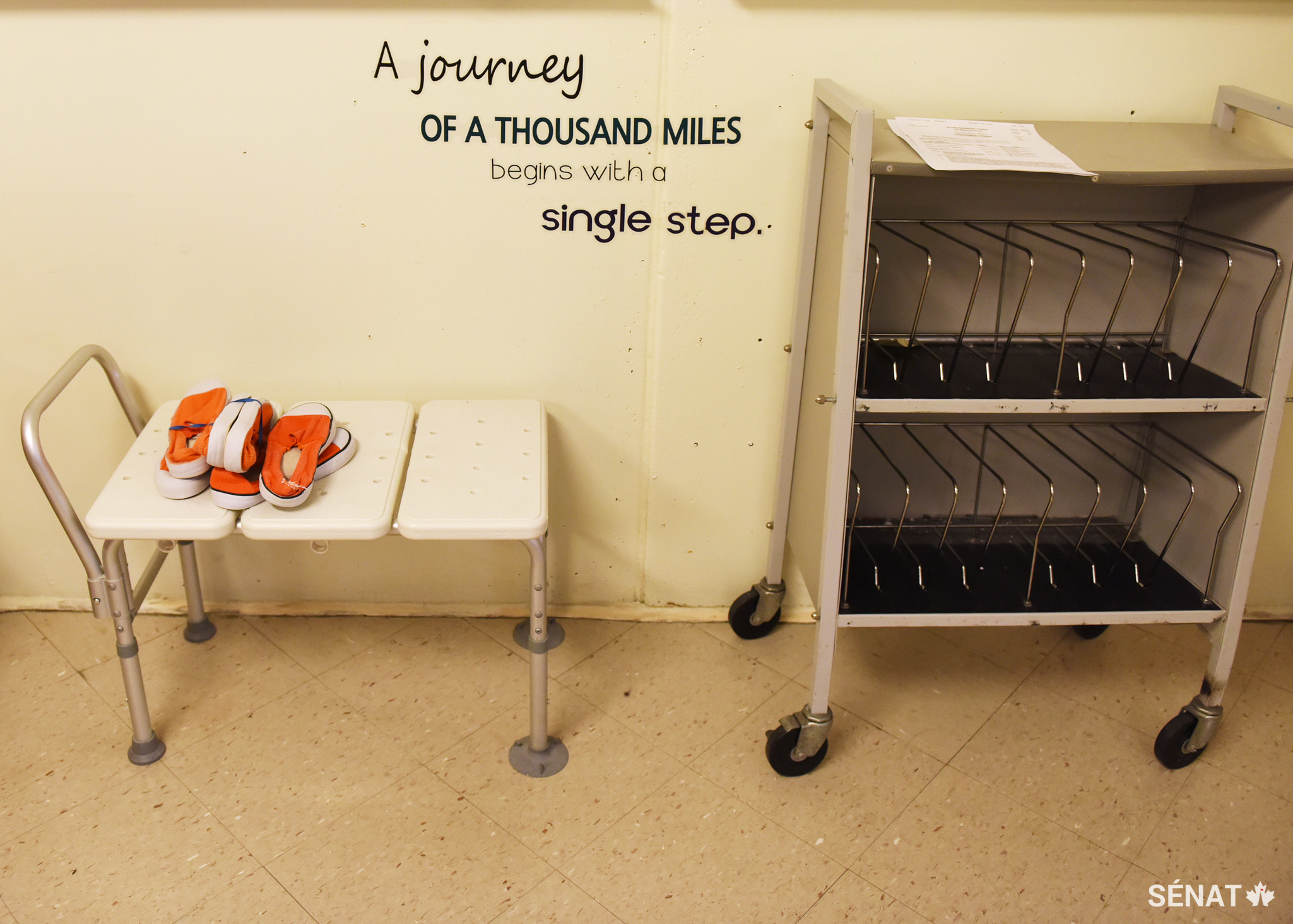 Des chaussures orange réglementaires attendent le début de leur parcours.