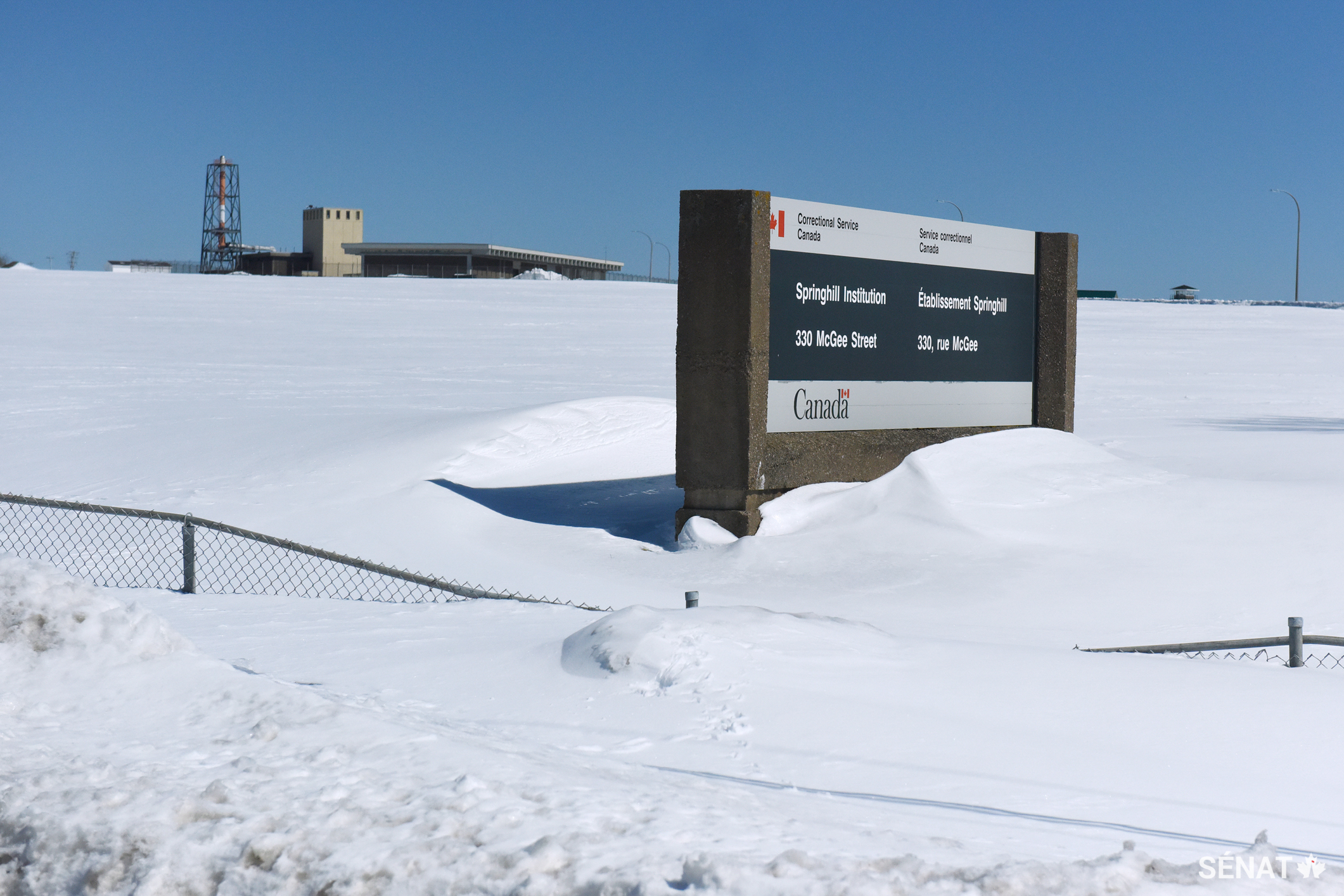 L’établissement de Springhill semble enseveli sous la neige lorsque les sénatrices arrivent pour leur mission d’étude. Des tunnels sombres en béton relient les différents édifices de ce grand complexe carcéral.