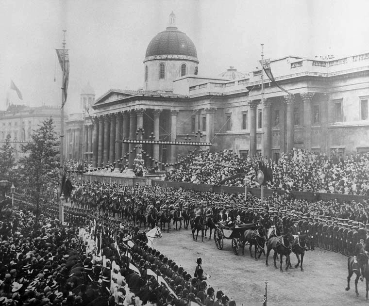 Former prime minister Sir Wilfrid Laurier rides past London’s National Gallery during Queen Victoria’s 1897 Diamond Jubilee procession. (Library and Archives Canada)
