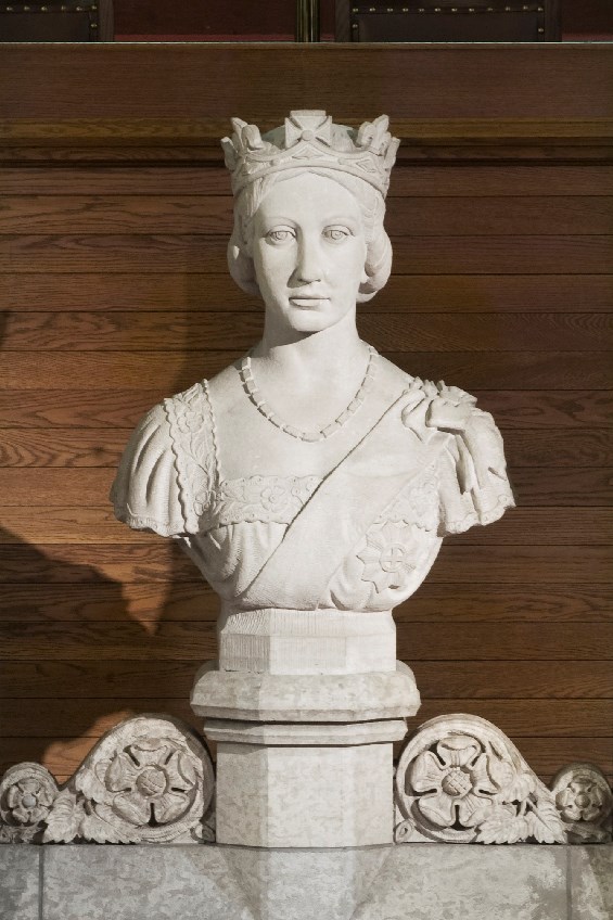 Un buste de marbre de Victoria surplombe le Sénat de sa position au-dessus des trônes et du fauteuil du Président.