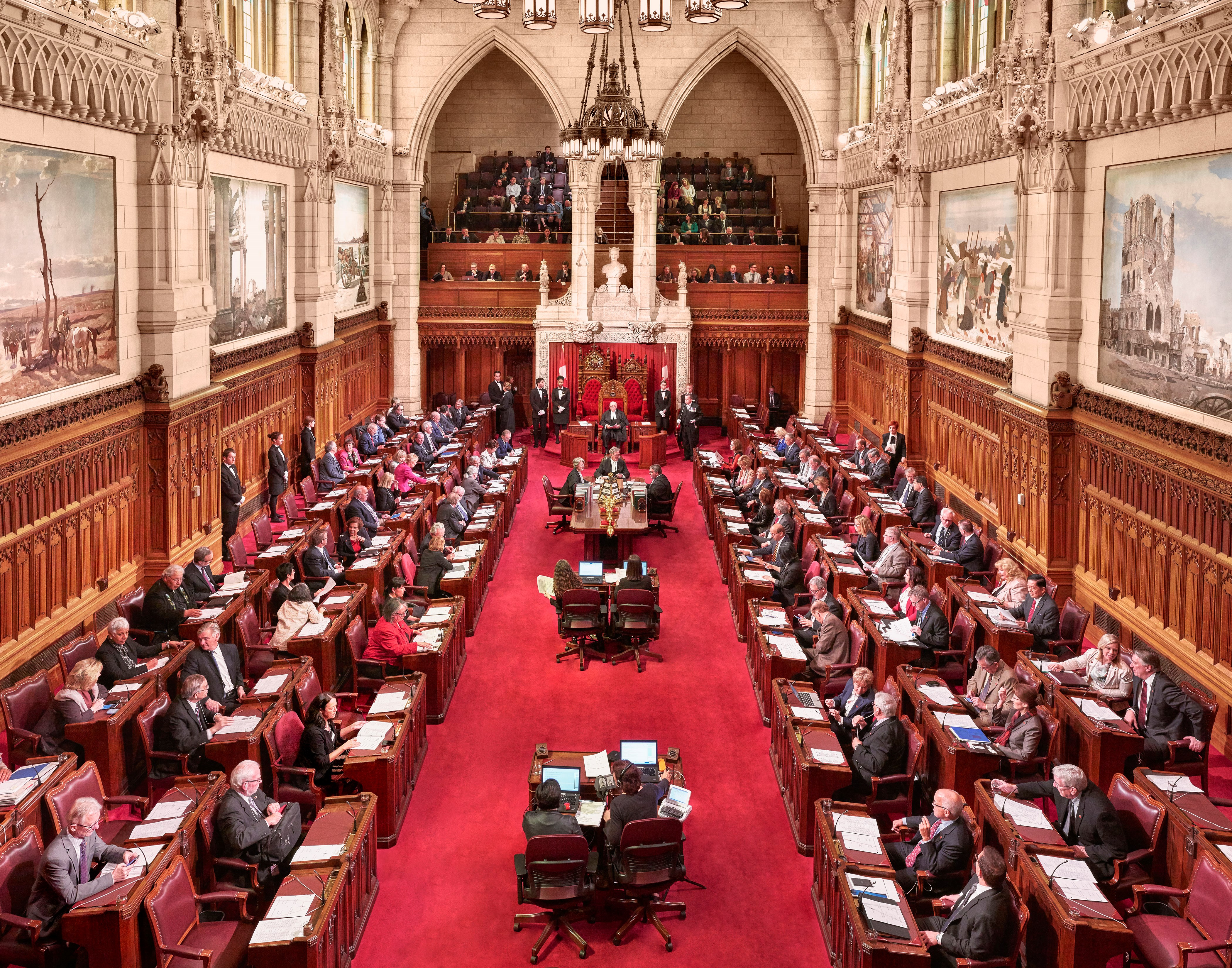 Au Parlement du Canada, les sénateurs sont des législateurs qui ont le pouvoir de présenter des projets de loi. Tout projet de loi provenant de la Chambre du Sénat, vue ici, doit aussi être adopté à la Chambre des communes et vice versa.