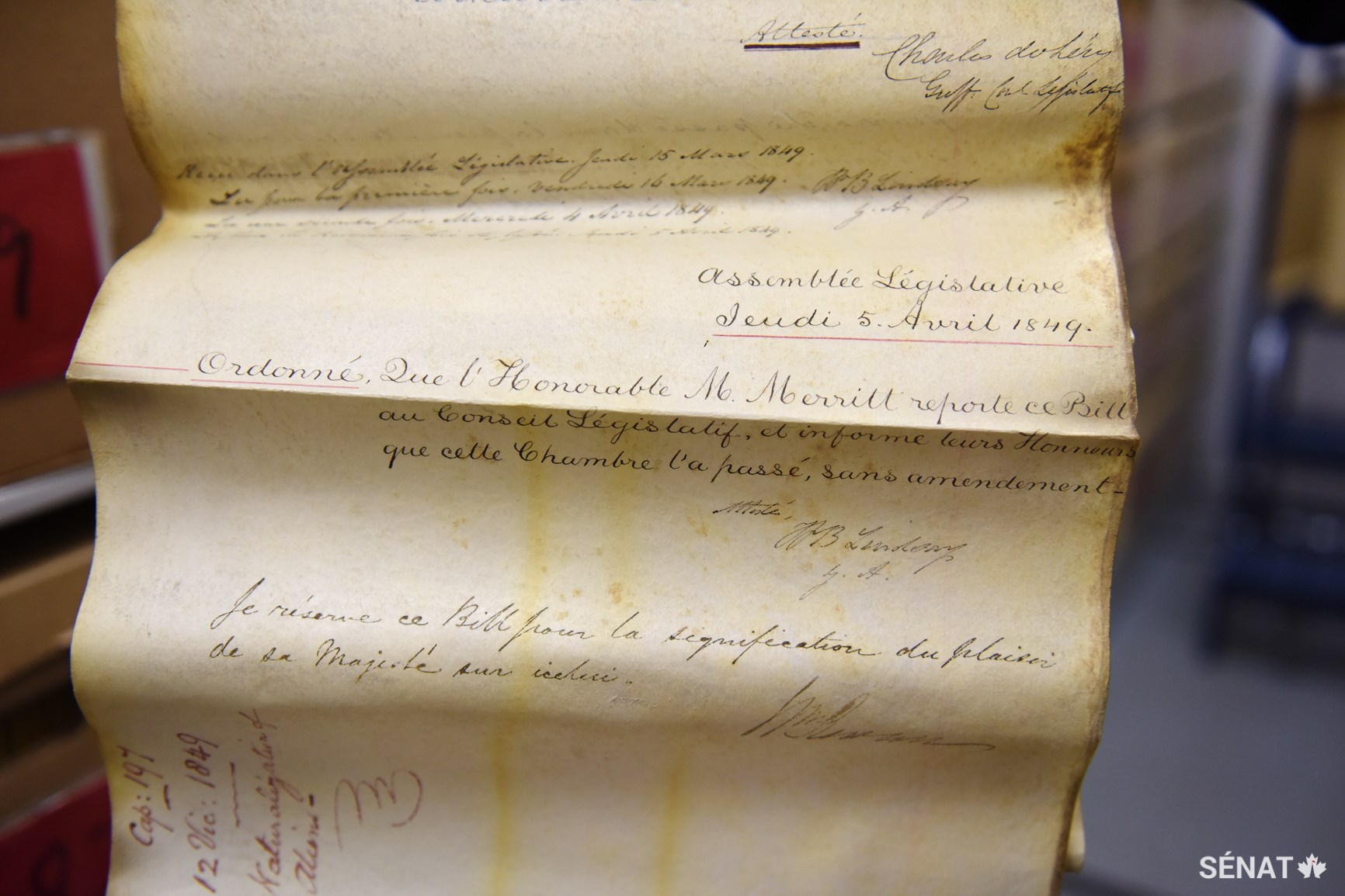 La Naturalization of Aliens Act, 1849 (Loi sur la naturalisation des aubains), est le plus ancien document législatif du Canada. Il fait partie de la collection des archives du Sénat.