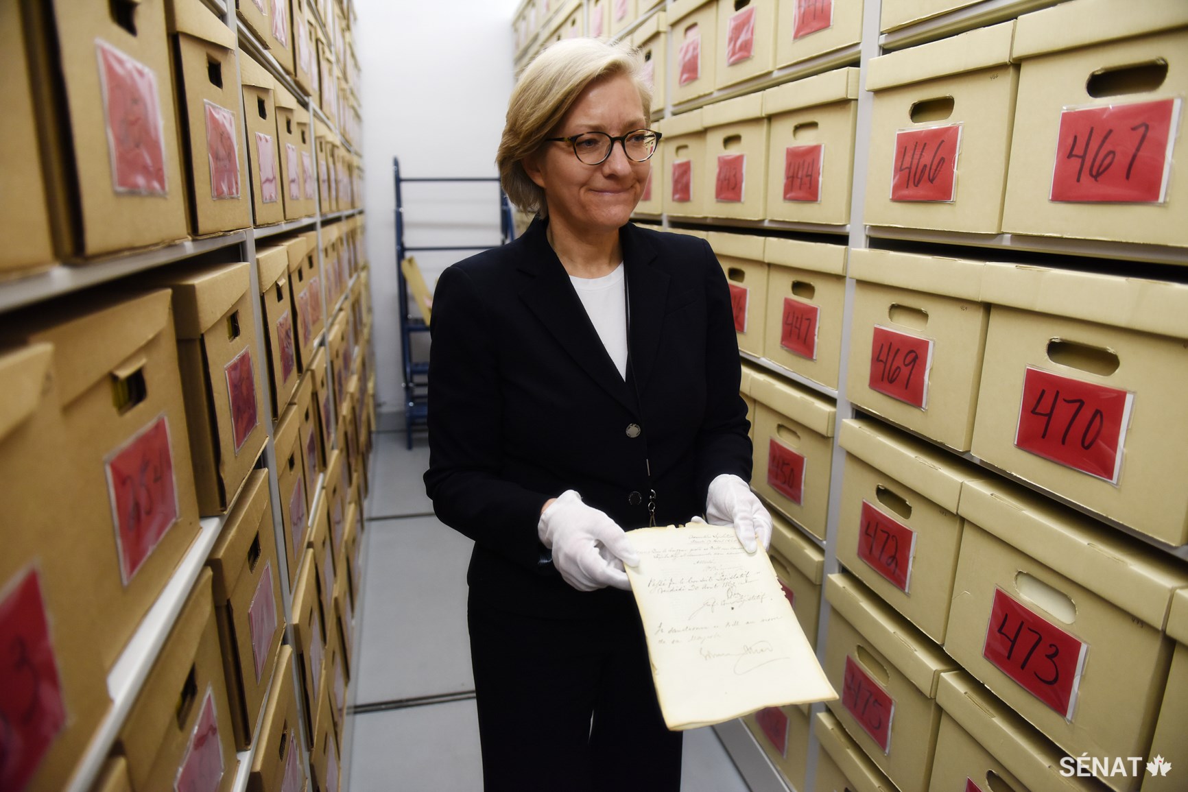 L’archiviste et chef de la gestion de l’information du Sénat, France Bélisle, est responsable des archives du Sénat, une collection de documents historiques qu’elle appelle « la série d’archives légales la plus importante qui existe au Canada ».
