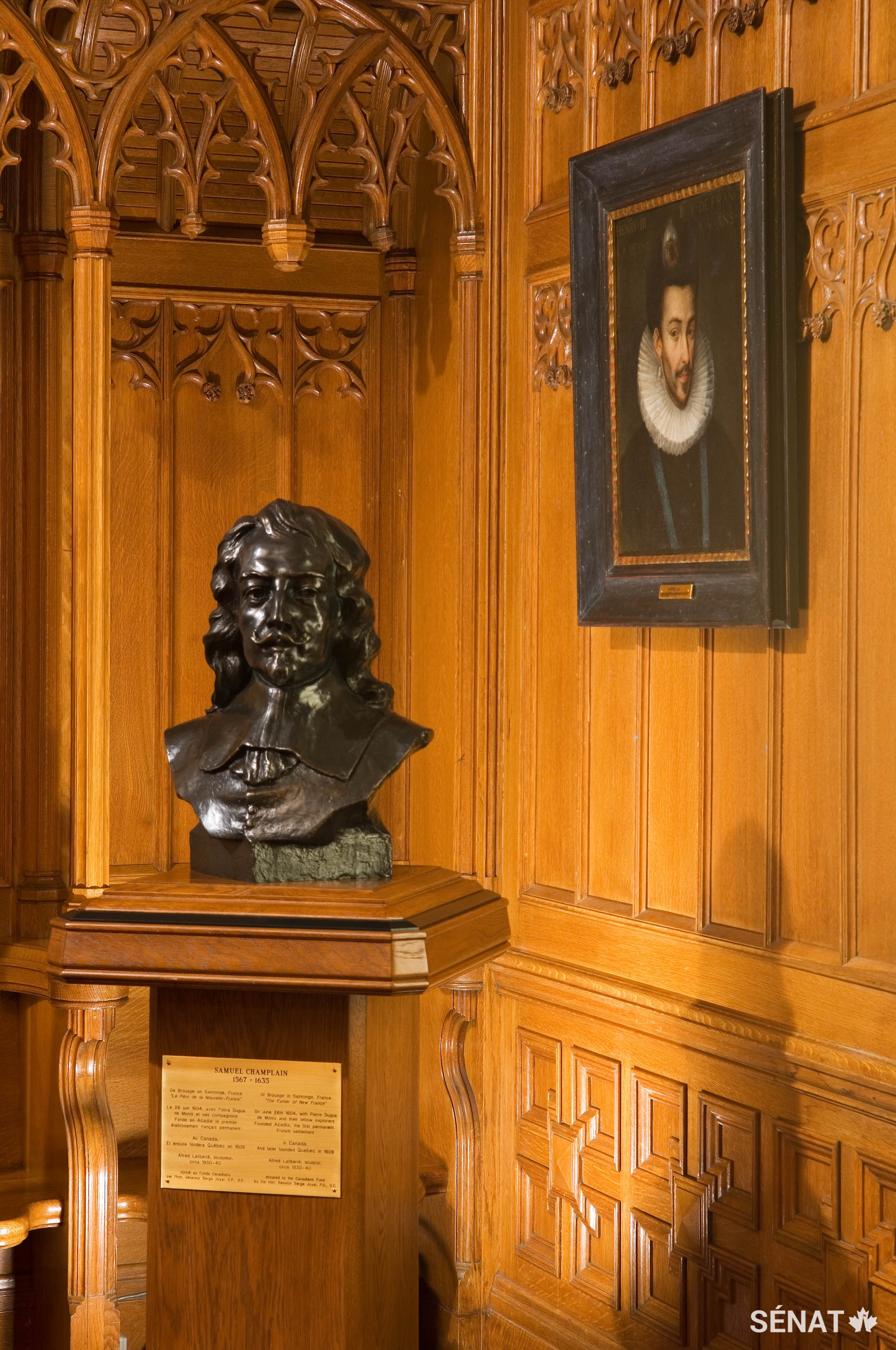 Un buste de l’explorateur du XVIIe siècle Samuel de Champlain, considéré comme le « père de la Nouvelle France », trône à l’entrée du Salon de la Francophonie.