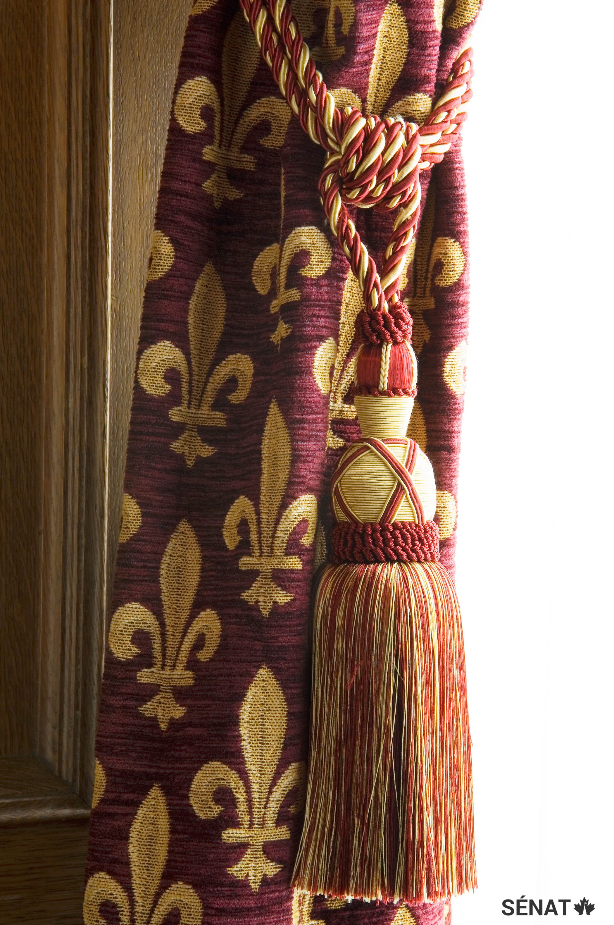 La fleur de lys, symbole de la dynastie française des Bourbons, est à l’honneur dans tout le Salon de la Francophonie.