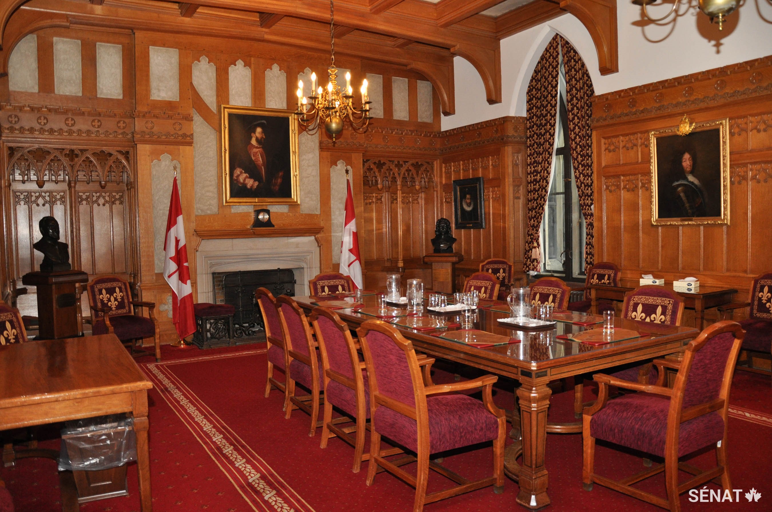 Le Salon de la Francophonie, une salle de réunion de comité du Sénat située dans l’édifice du Centre du Parlement, rend hommage au patrimoine français du Canada et à son appartenance à l’Organisation internationale de la Francophonie.