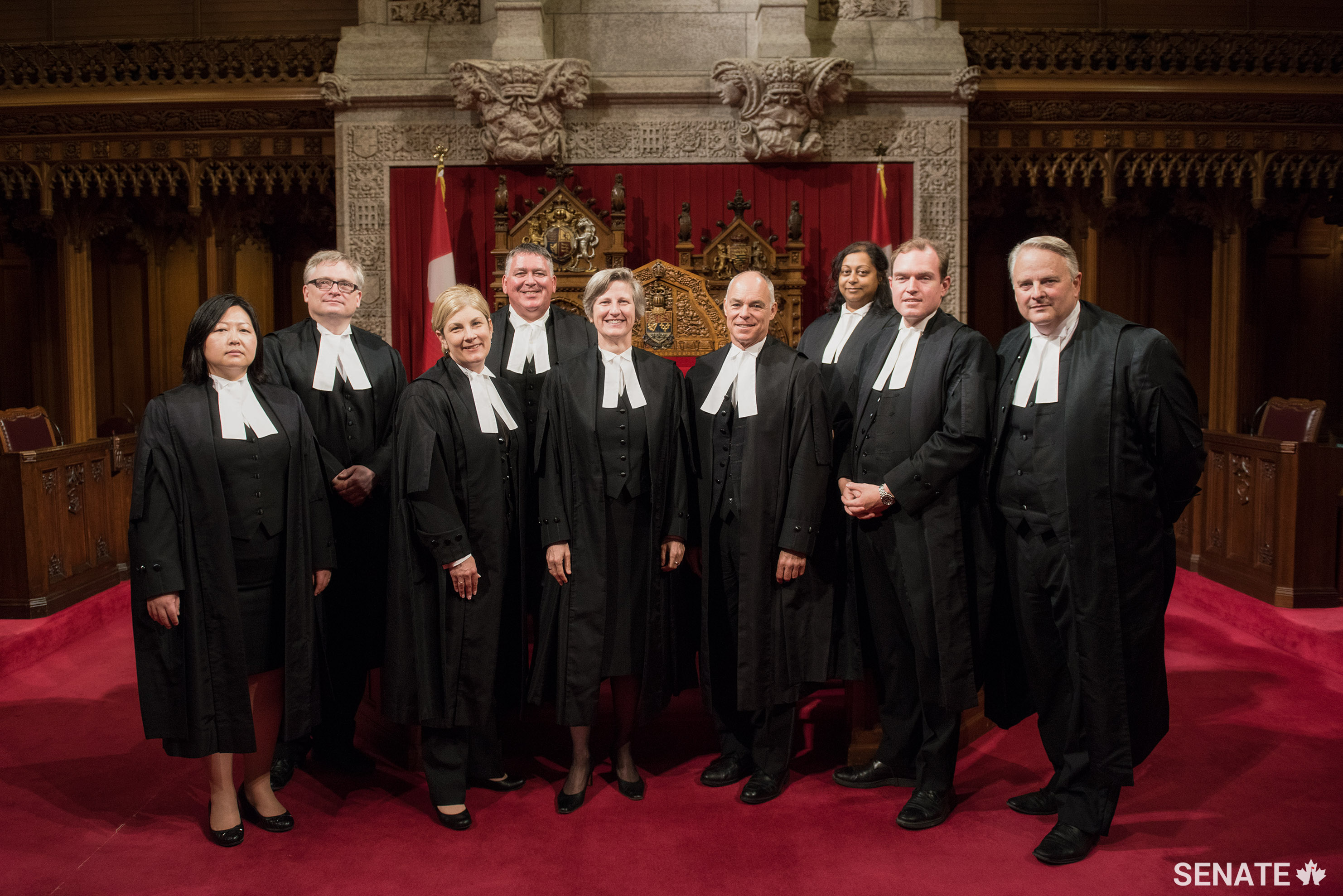 Table officers wear the traditional tab necktie, the robe as well as the wig bag. ‬‬‬‬‬‬‬‬‬‬‬‬‬‬
