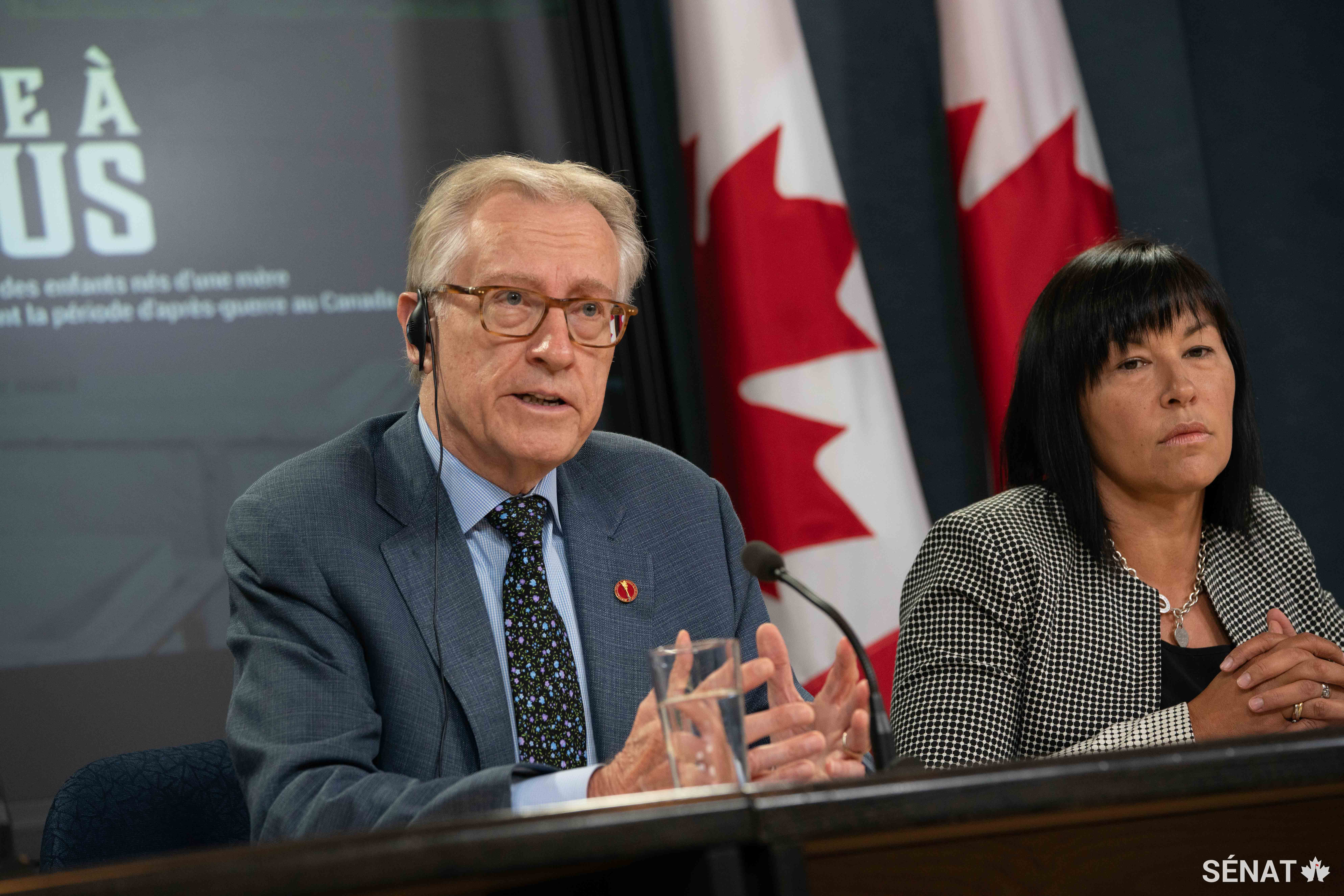 Photo du sénateur Eggleton durant la conférence de presse