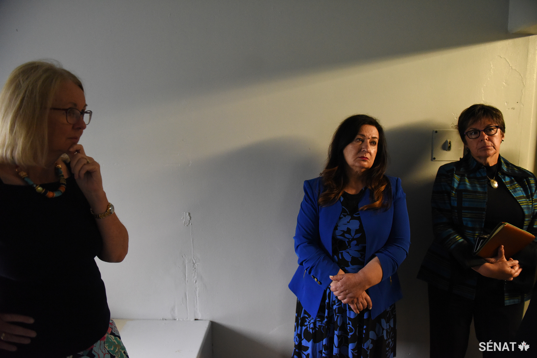 À partir de la gauche, les vice-présidentes du comité, les sénatrices Jane Cordy et Salma Ataullahjan, et la sénatrice Pate se tiennent debout dans une cellule de l’unité des soins de santé, où les prisonniers sont placés avant de recevoir des soins médicaux. Les prisonniers ont souvent mentionné le manque de soins de santé au cours de leurs entretiens avec le comité.
