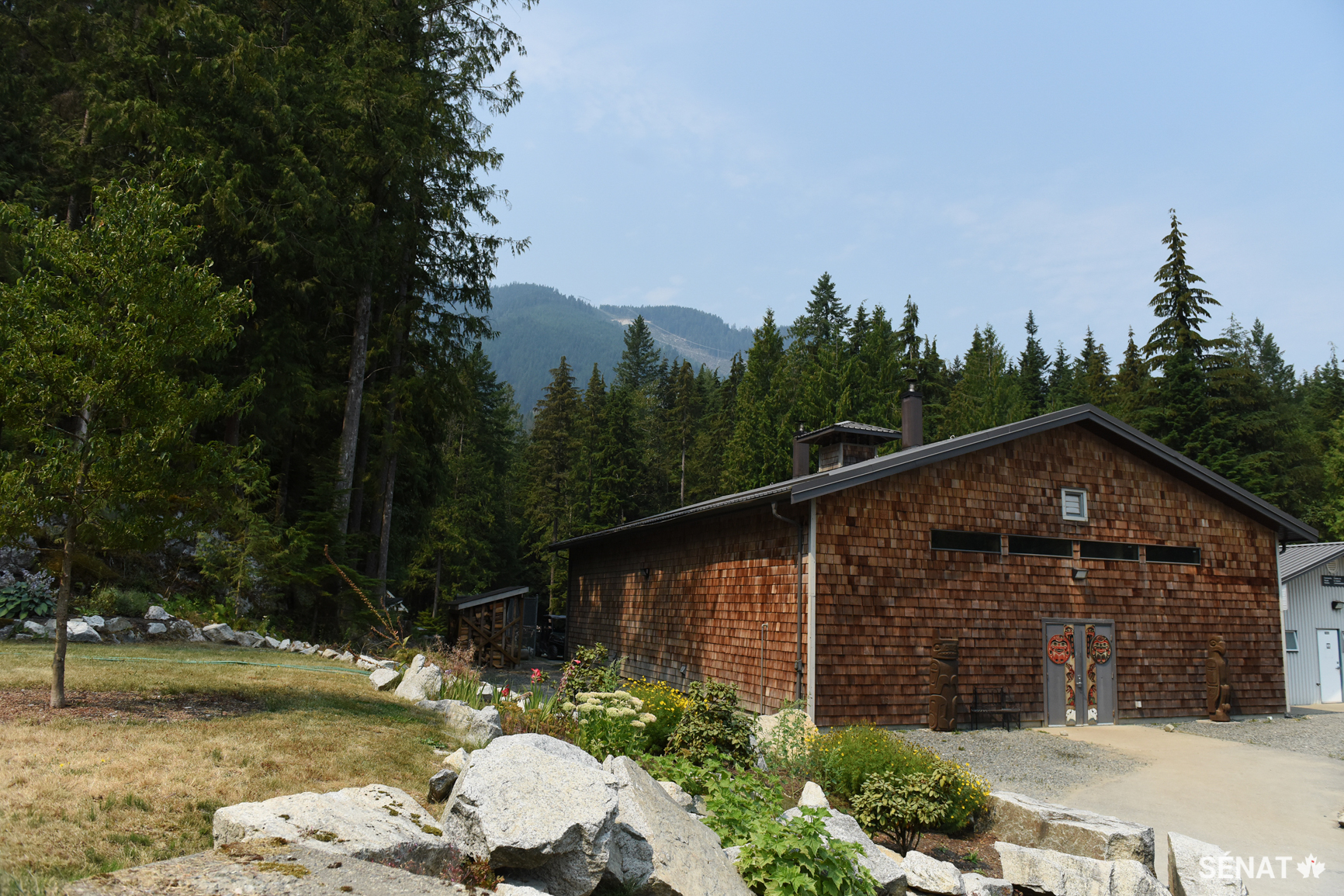 Le Village de guérison Kwìkwèxwelhp est le seul établissement correctionnel au Canada où existe une maison longue, qui contribue grandement à la guérison et à la réhabilitation des prisonniers autochtones. Les cérémonies d’accueil des nouveaux résidents et les cérémonies d’adieu destinées au personnel qui part et aux prisonniers libérés ont lieu ici. Les sénatrices ont été honorées lors d’une cérémonie de couverture, ici, au cours de leur visite.