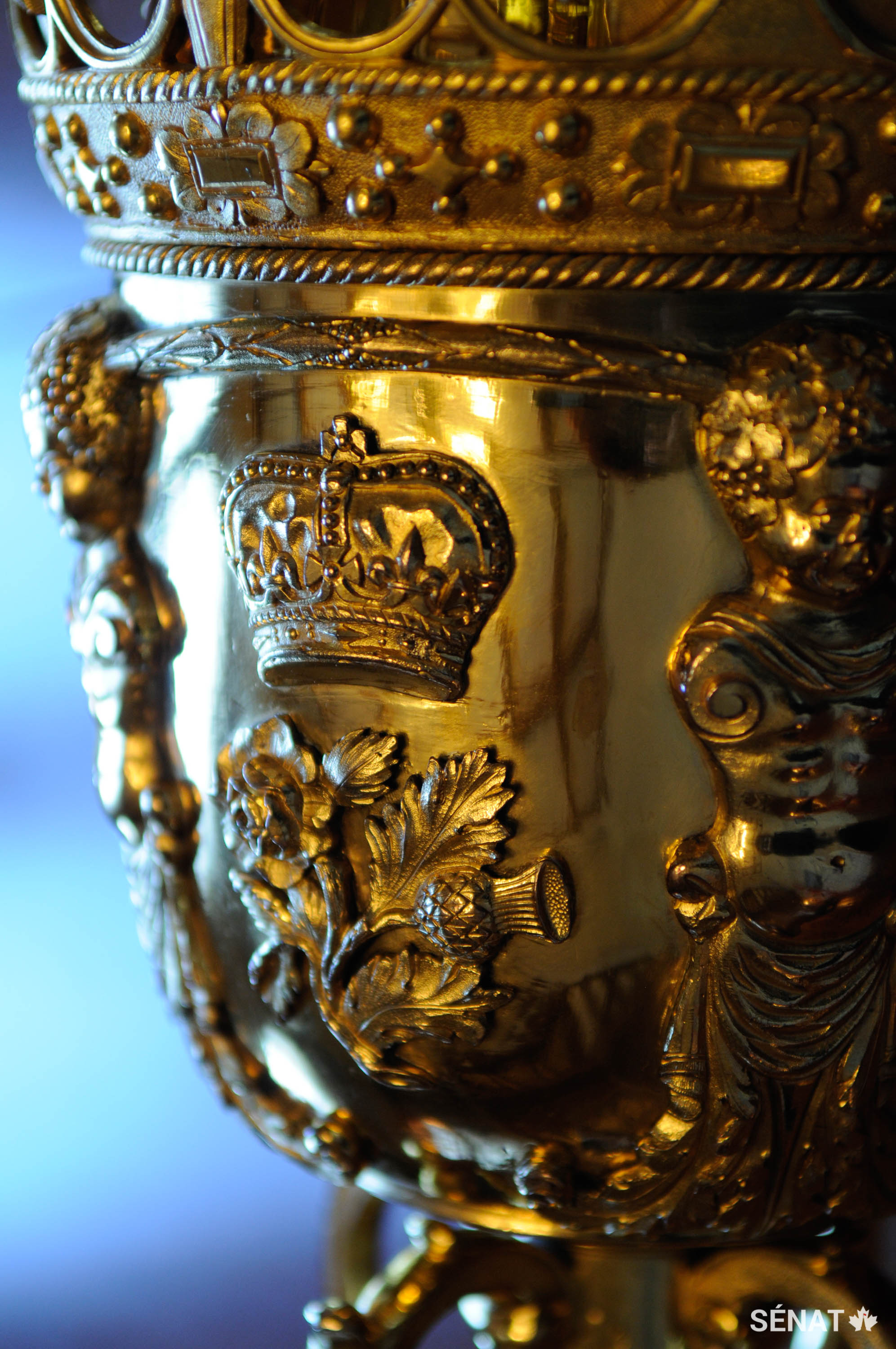 La tête de la masse du Sénat est divisée en quatre panneaux. Le premier est orné de la fleur de lys, le deuxième de la harpe irlandaise, le troisième de la rose anglaise et du chardon écossais, et le quatrième du grand sceau du Bas-Canada. Au centre de la couronne se trouvent les armoiries du Royaume-Uni.