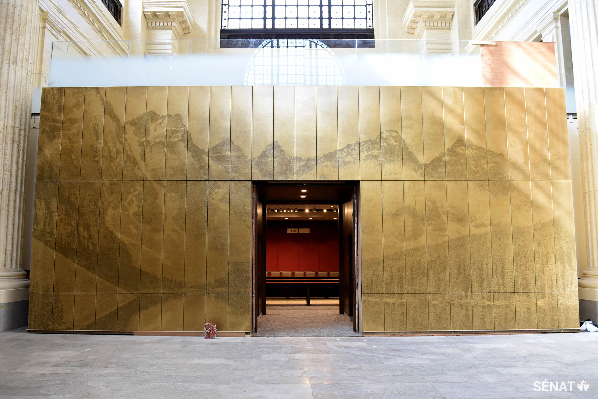 Sur le mur opposé, une vue du lac Moraine dans le parc national de Banff (Alberta).