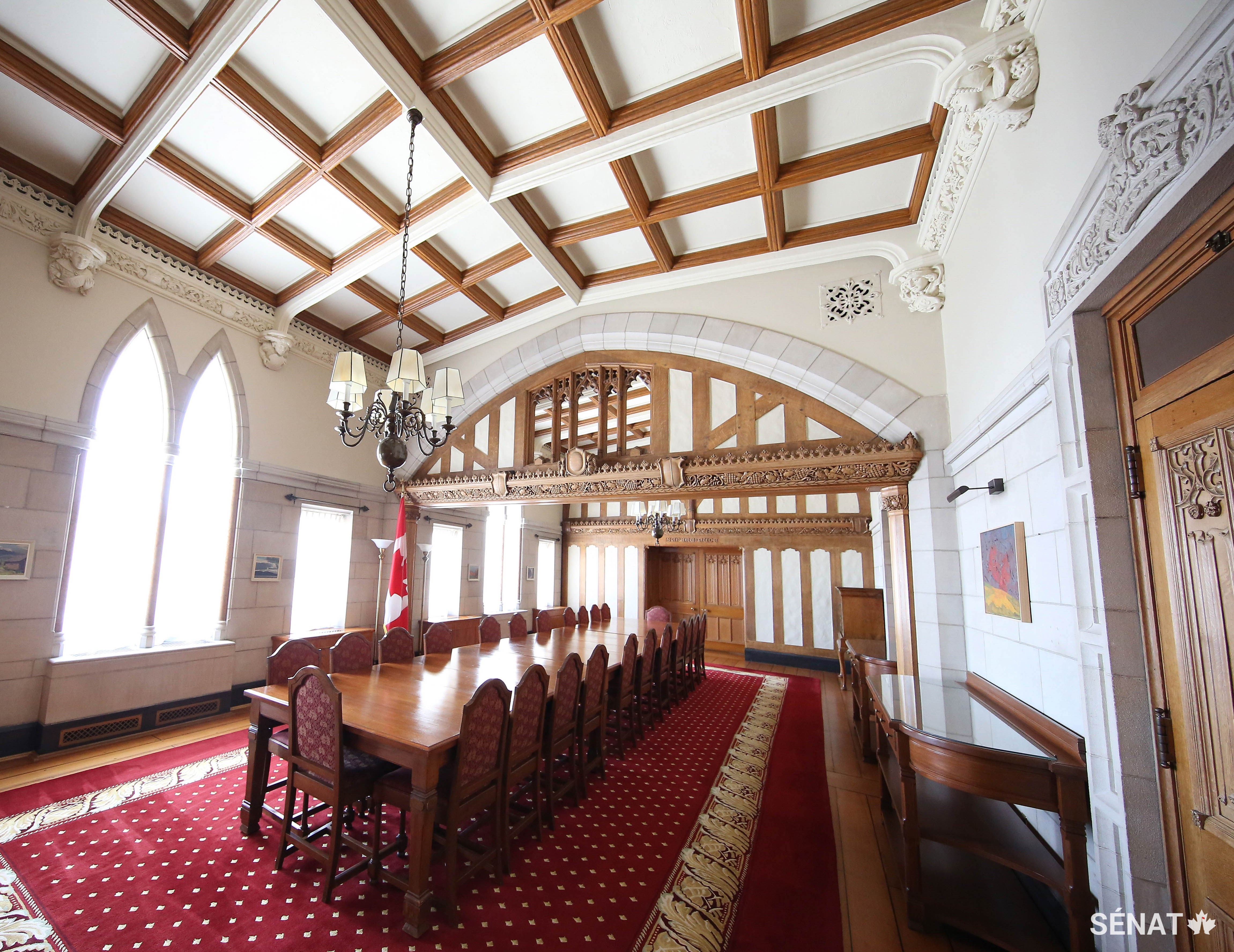 Les armoiries des 12 premiers gouverneurs généraux du Canada forment les corniches dans la salle à dîner du Président du Sénat, ainsi que dans deux bureaux avoisinants.