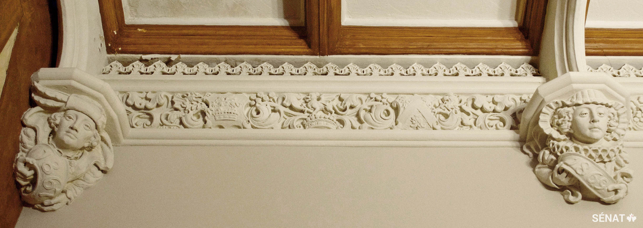 Les armoiries de sir Charles Stanley Monck, premier gouverneur général du Canada, sont entourées d’élégants personnages vêtus d’habits recherchés du XVIe siècle.