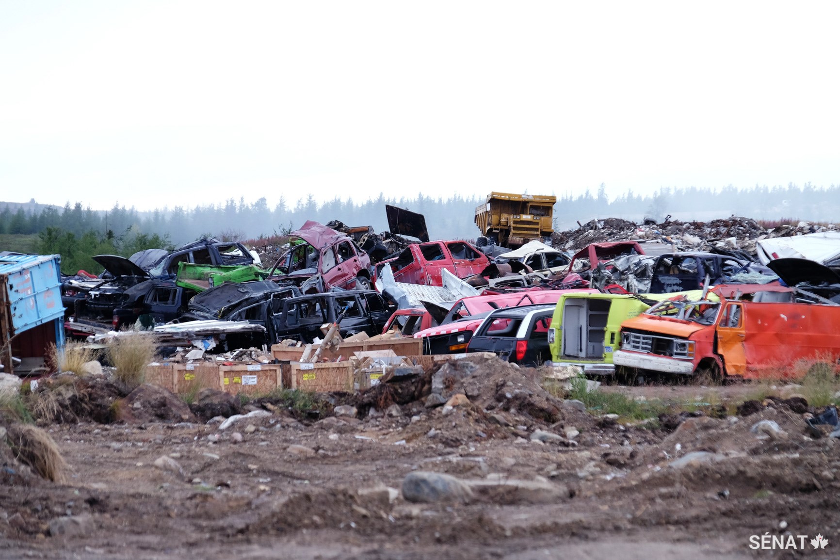 Des carcasses de véhicules gisent dans un dépotoir à Kuujjuaq. Cette décharge a été la première au Nunavik à recevoir du financement du gouvernement fédéral pour le tri des déchets, mais l’expédition de métal à recycler est si coûteuse que ces épaves restent pour l’instant au dépotoir avec des ordures. La communauté réclame des fonds au gouvernement pour pouvoir brûler ces déchets et en tirer de l’énergie pour les bâtiments communautaires.