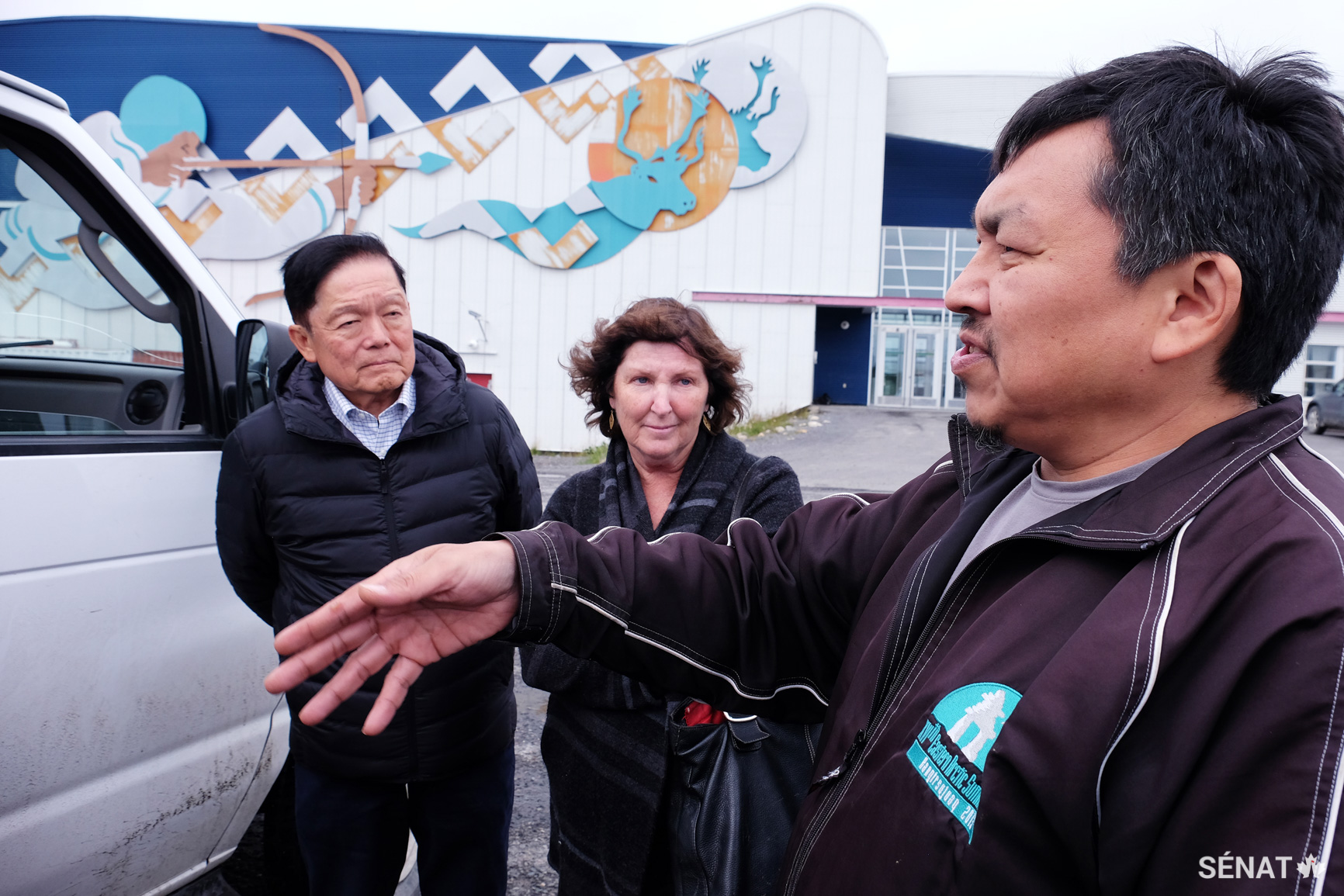 Le maire de Kuujjuaq, Tunu Napartuk, à droite, dresse le protrait des problèmes de logement dans son hameau aux sénateurs Victor Oh et Mary Coyle. Les maisons sont souvent surpeuplées, puisque plusieurs générations d’une même famille vivent souvent ensemble. Le manque de logements adéquats est un problème qu’ont soulevé à plusieurs reprises les habitants rencontrés par le comité.