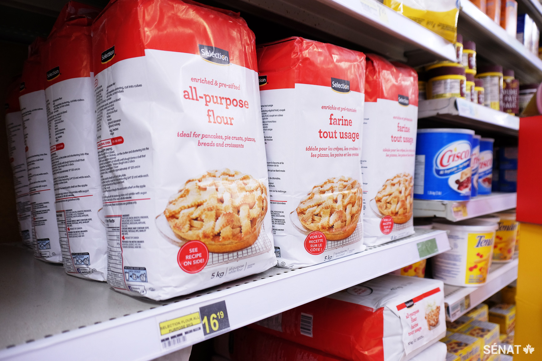 Ces sacs de farine blanche coûtent 16,19 $ chacun. La farine, qui sert à préparer la bannique, un aliment de base du Nord, n’est pas admissible à la contribution du programme Nutrition Nord Canada.