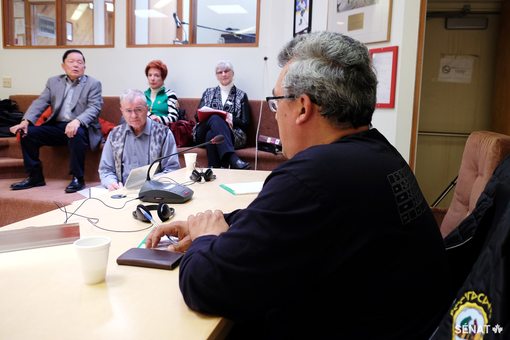 Simeon Mikkungwak, député territorial du Nunavut, explique aux sénateurs que le hameau de Baker Lake manque de policiers. Il a mentionné qu’il faut huit officiers de la GRC pour servir cette communauté, alors qu’il n’y en a que cinq actuellement pour répondre, par exemple, aux incidents de violence conjugale ou d’abus d’intoxicants. Frank Tootoo, conseiller à Baker Lake, a aussi dit au comité que l’accès à Internet est si mauvais qu’il est arrivé que le hameau en soit privé pendant une semaine complète.