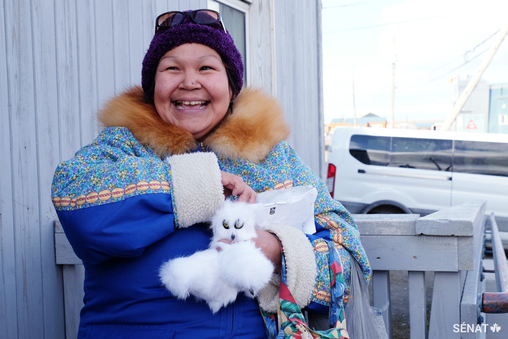 Une artiste inuk vend de petits hiboux aimantés à l’extérieur du Collège de l’Arctique, à Cambridge Bay, au Nunavut.