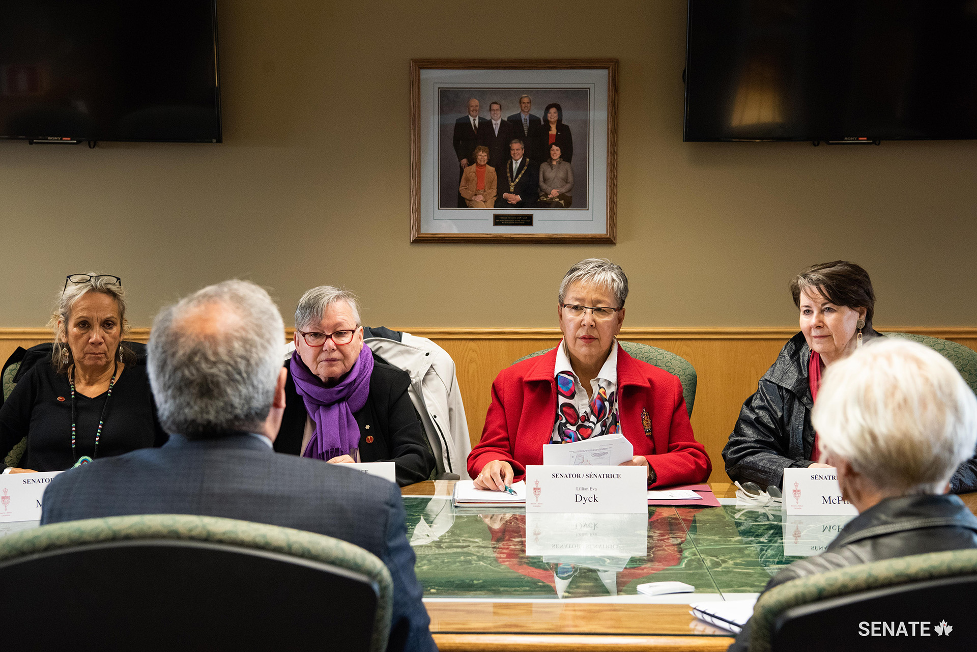 Devant le comité, le maire de Whitehorse, Dan Curtis, a parlé sans détour du travail qu’il reste à faire dans sa ville : « Même avec l’un des taux de chômage les plus bas au Canada, bon nombre de nos descendants des Premières Nations restent sans emploi. »