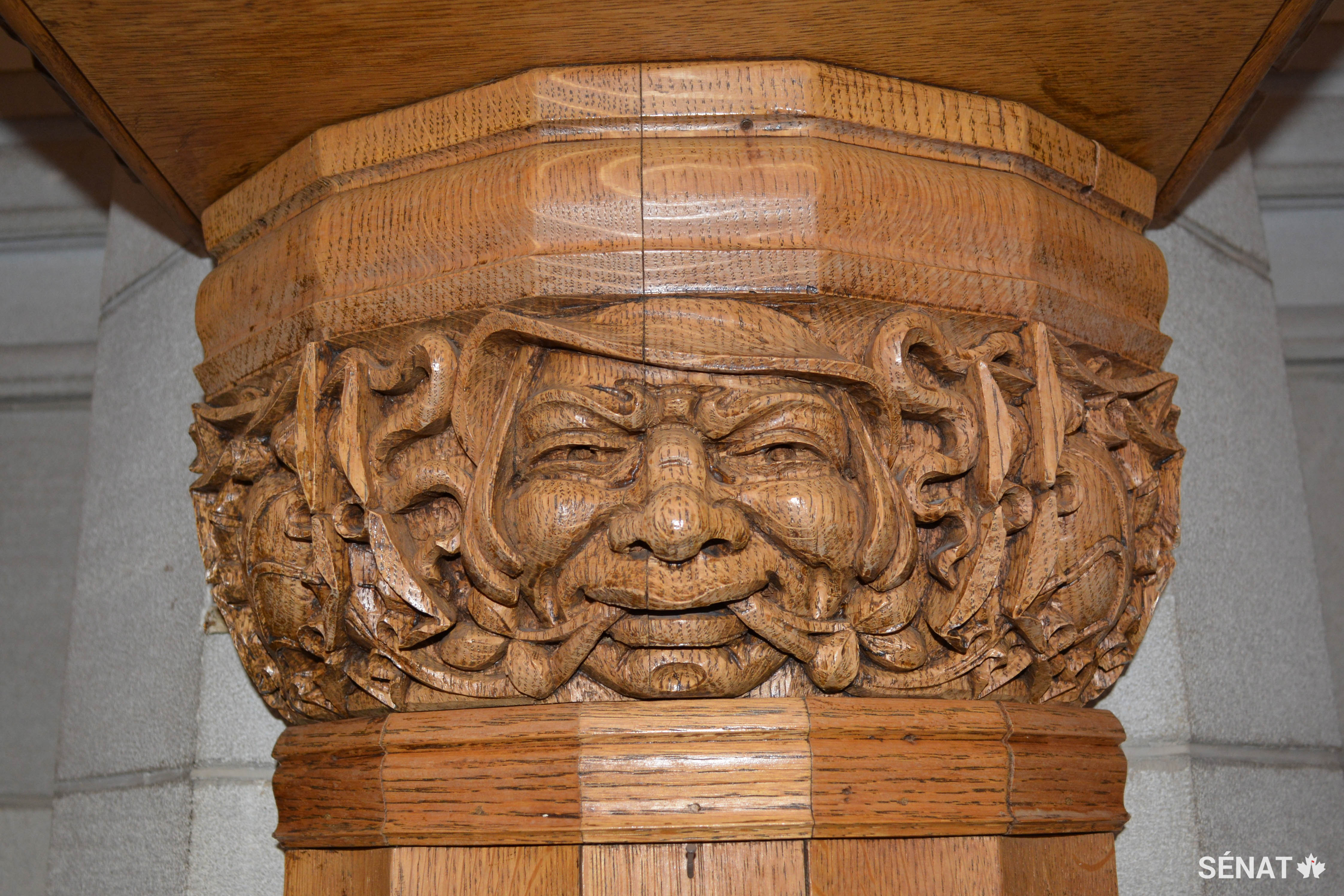 Plusieurs hommes verts, dont celui-ci, sont sculptés dans les colonnes de chêne des appartements du Président du Sénat.