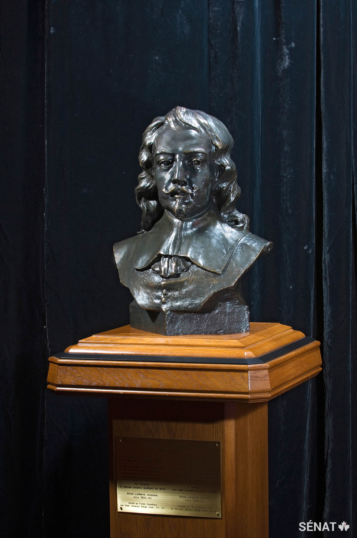 Samuel de Champlain a exploré la côte Est du Canada, les Grands Lacs ainsi que le fleuve Saint-Laurent et ses affluents de 1603 jusqu’à sa mort, en 1635. Il a établi les premières colonies permanentes au Canada et instauré le commerce des fourrures entre la France et les trappeurs autochtones.