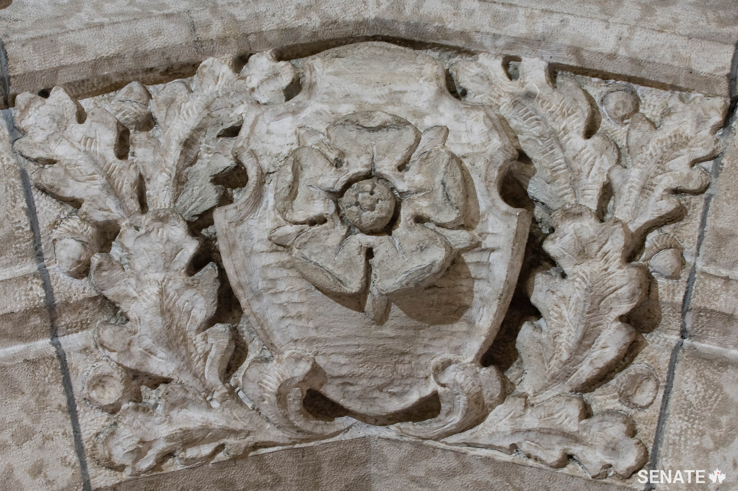A Tudor rose appears in a nearby arch.