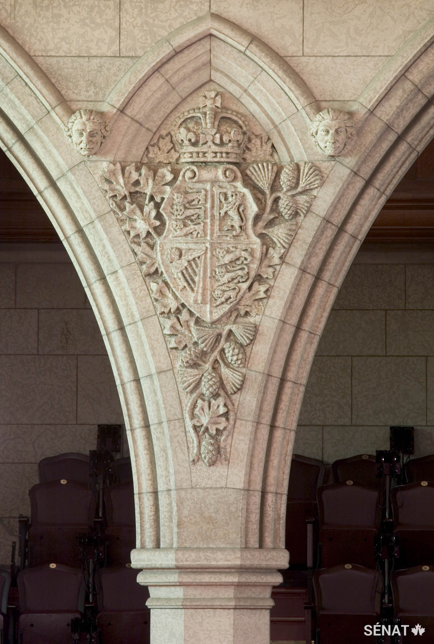 Les armoiries de la France moderne, adoptées par le roi Charles V en 1376, ornent un écoinçon qui soutient deux colonnes de la Chambre du Sénat, côté sud.