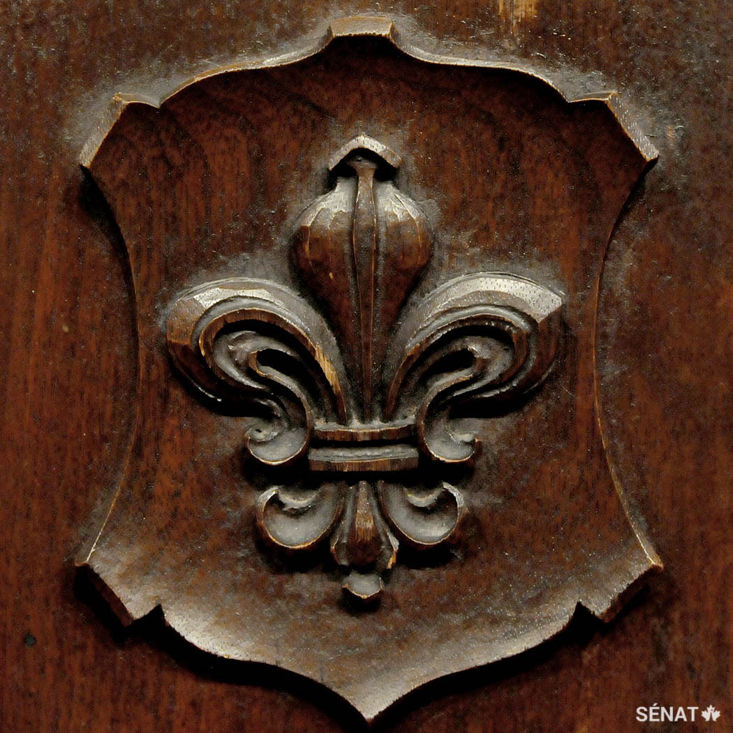 Dans la Chambre rouge, un emblème de la France – la fleur de lys – orne le bureau d’un sénateur.