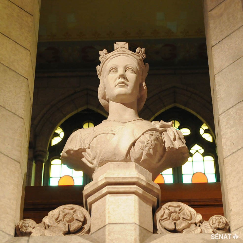 La sculpture de la reine Victoria, qui a soutenu la Confédération et fait d’Ottawa la capitale du nouveau Dominion, veille sur la Chambre du Sénat depuis la tribune nord.