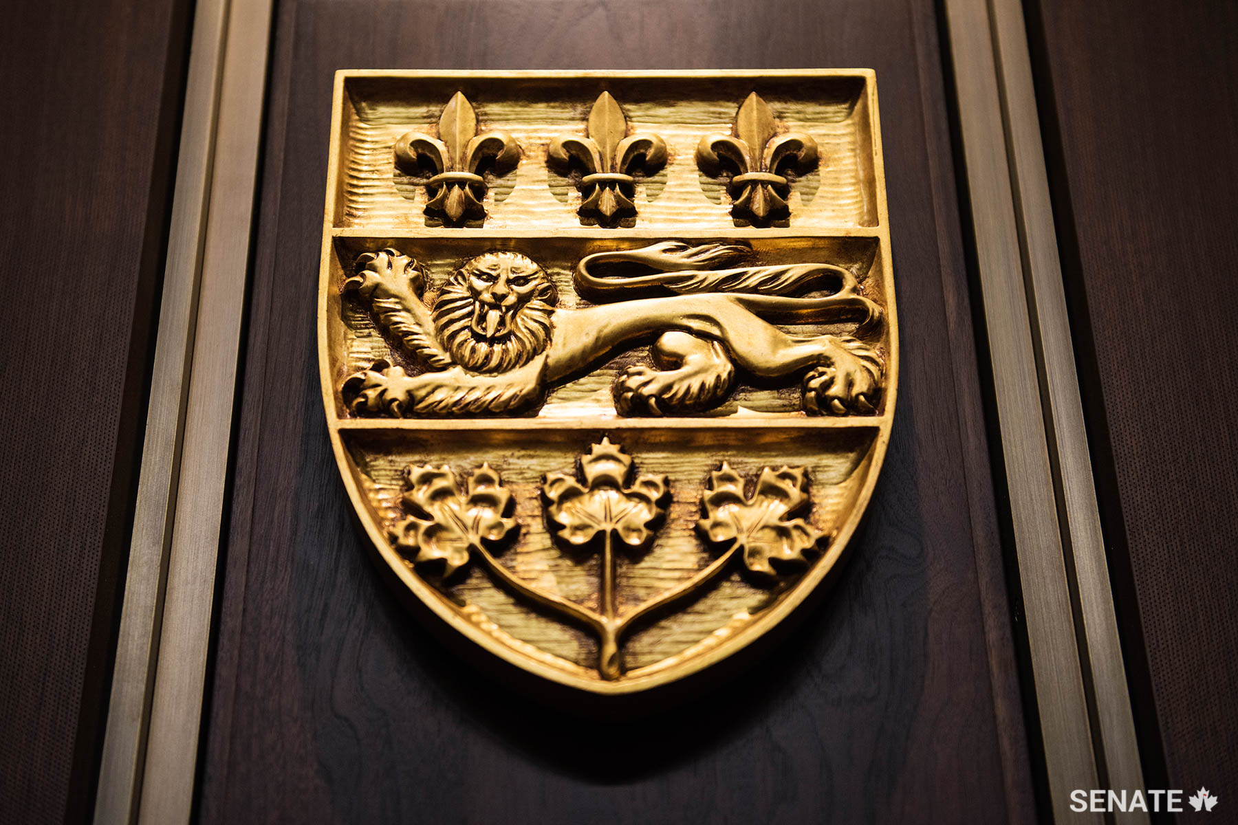 Fleurs-de-lys on Quebec’s shield evoke the province’s beginnings as a French royal colony. An English lion and Canadian maple leaves represent Quebec’s more recent history.