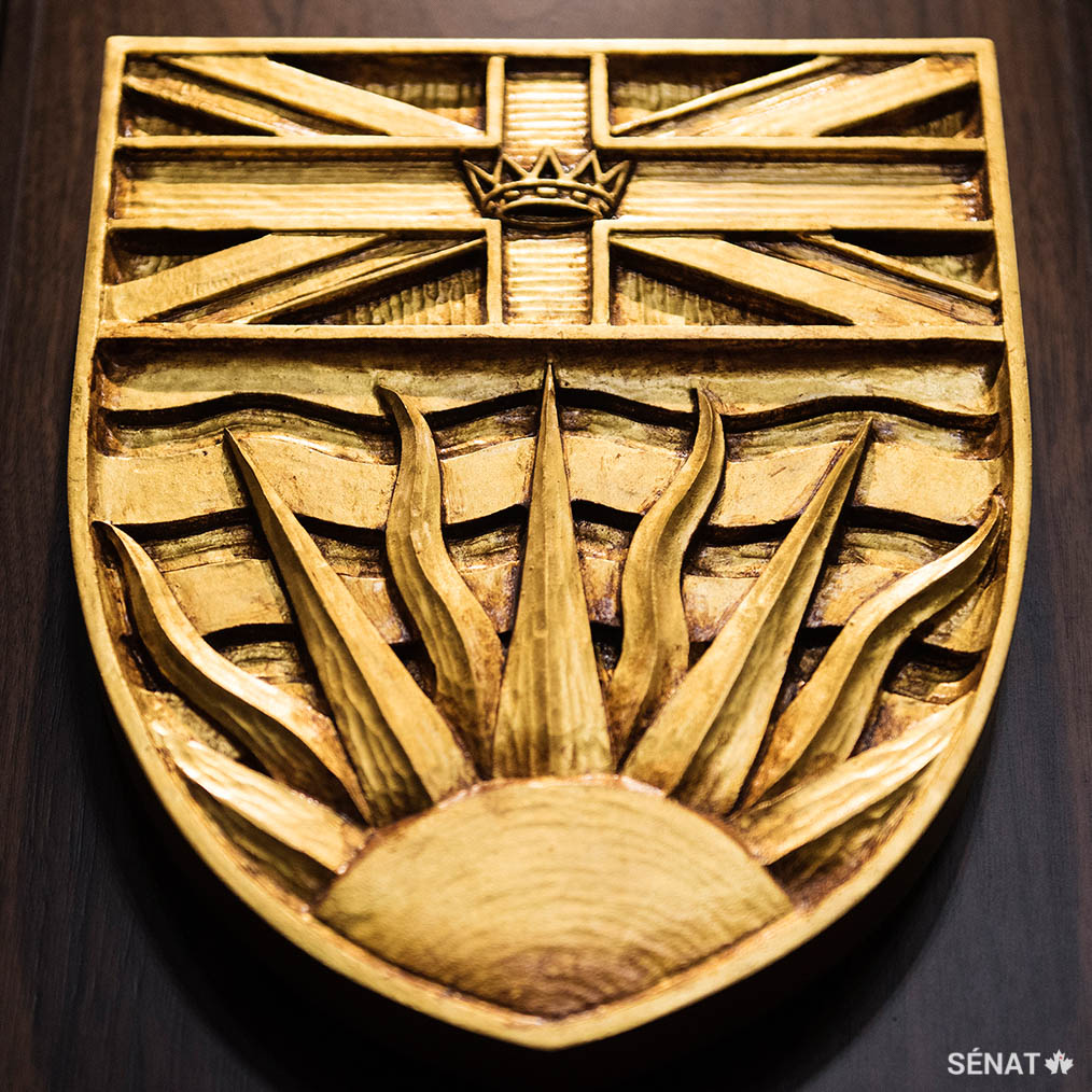 L’écu de la Colombie-Britannique arbore le drapeau de l’Union et, au centre, une couronne, le tout surplombant un coucher de soleil sur l’océan Pacifique.