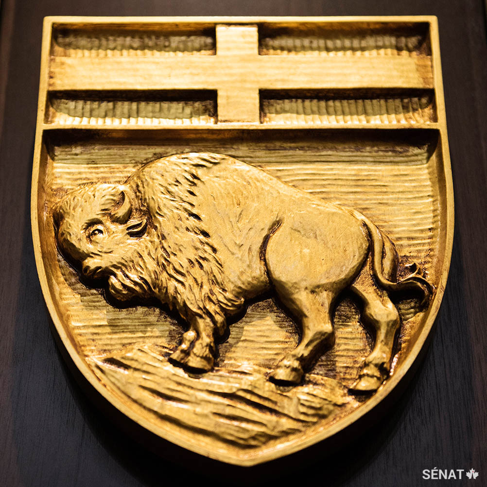 Sur l’écu du Manitoba, on trouve un bison ainsi que la croix de Saint-Georges et le drapeau de l’Angleterre.