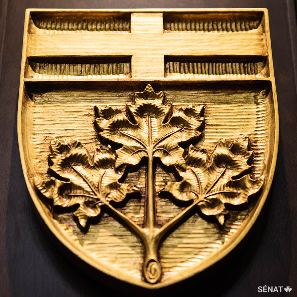 Trois feuilles d’érable et la croix de Saint-Georges ornent l’écu de l’Ontario.