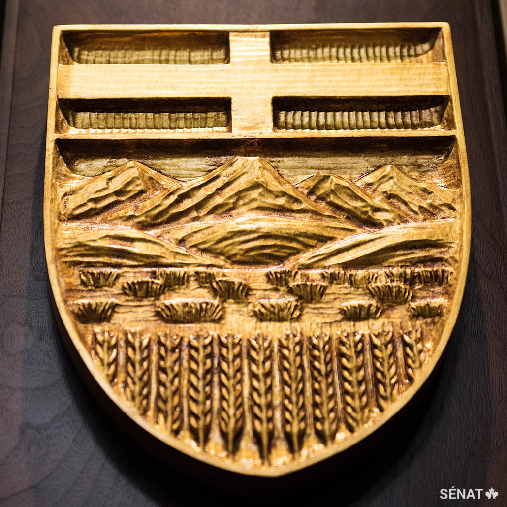 Sur l’écu de l’Alberta, les Rocheuses se dressent derrière les champs de blé.