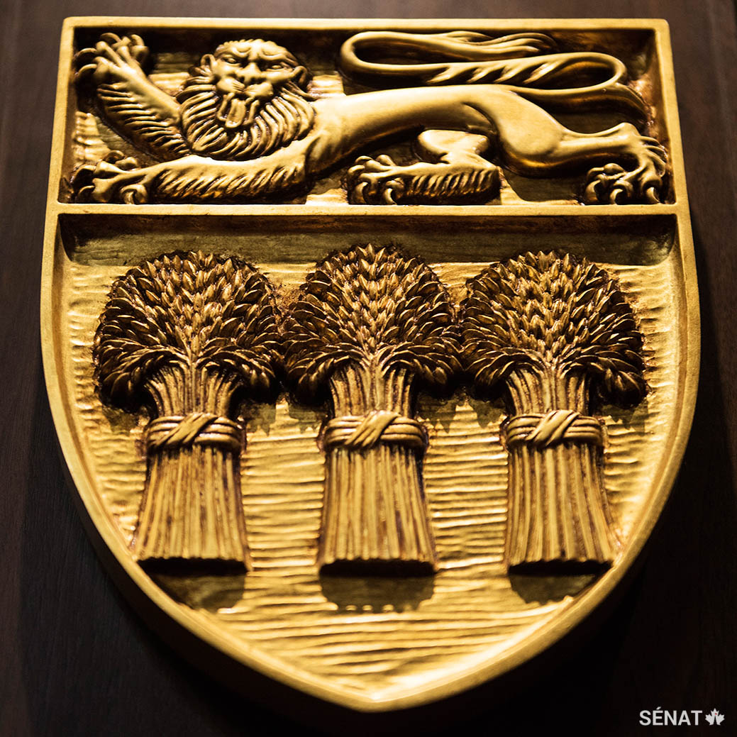 Un lion, symbole de la royauté anglaise, domine un champ et trois gerbes de blé sur l’écu de la Saskatchewan.