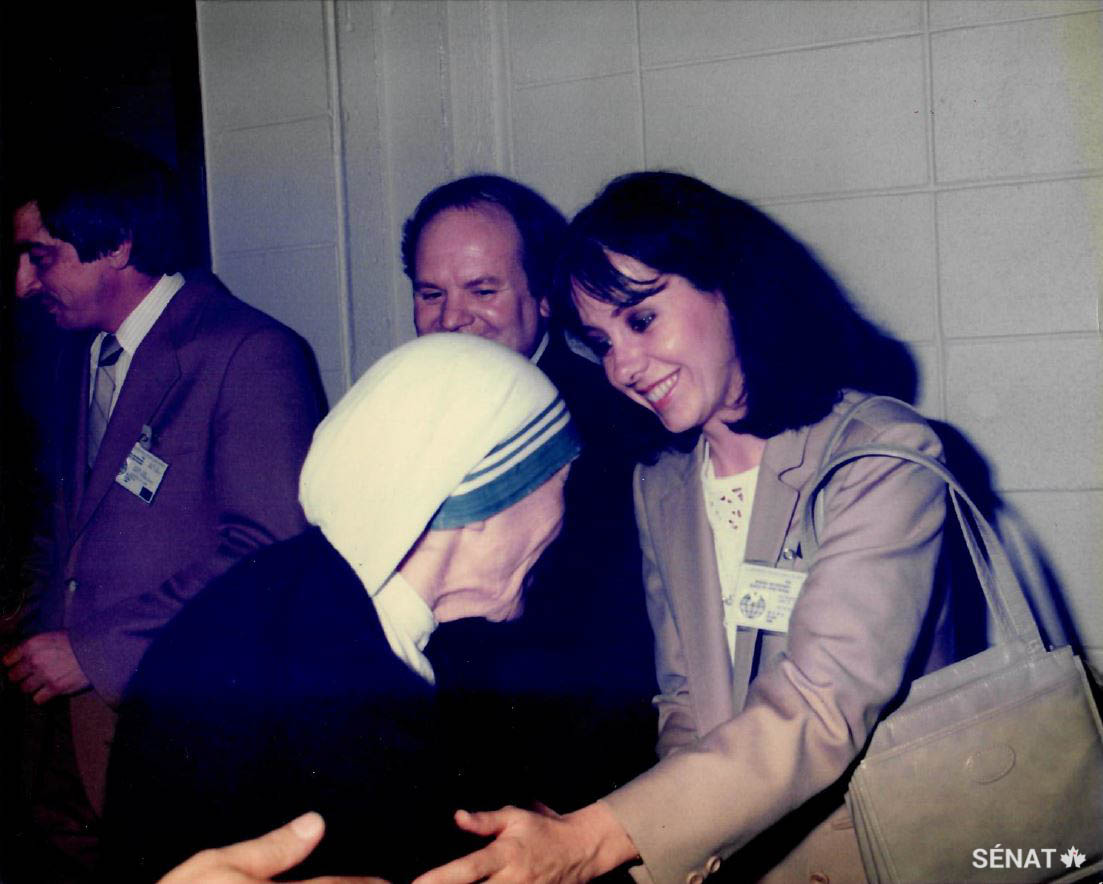 La sénatrice Saint-Germain a eu le privilège d’être l’accompagnatrice de Mère Teresa dans la portion québécoise de son séjour au Canada en 1986. (Crédit photo : Michel Bourassa)
