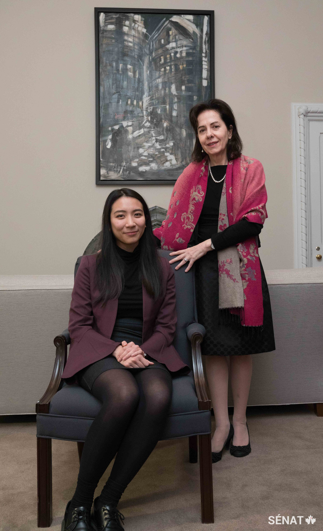 La sénatrice Raymonde Saint-Germain participe au programme « Femmes au Parlement » qui permet à de jeunes femmes de l’Université McGill de se familiariser avec le travail quotidien effectué au Sénat. Julia Nguyen, une étudiante de l’Université McGill, a accompagné la sénatrice lors de l’événement, l’an dernier.