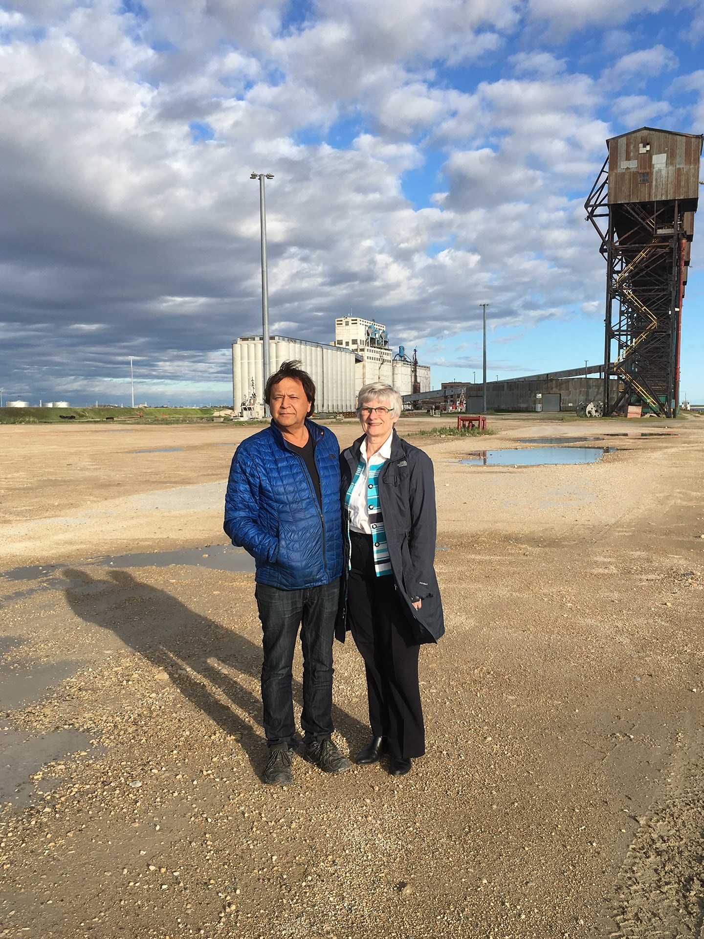 La sénatrice Patricia Bovey rencontre Mike Spence, le maire de Churchill (Manitoba), après avoir participé à un atelier sur le changement climatique et la mondialisation de l'Arctique en juillet 2018. (Crédit : Bureau de la sénatrice Patricia Bovey)