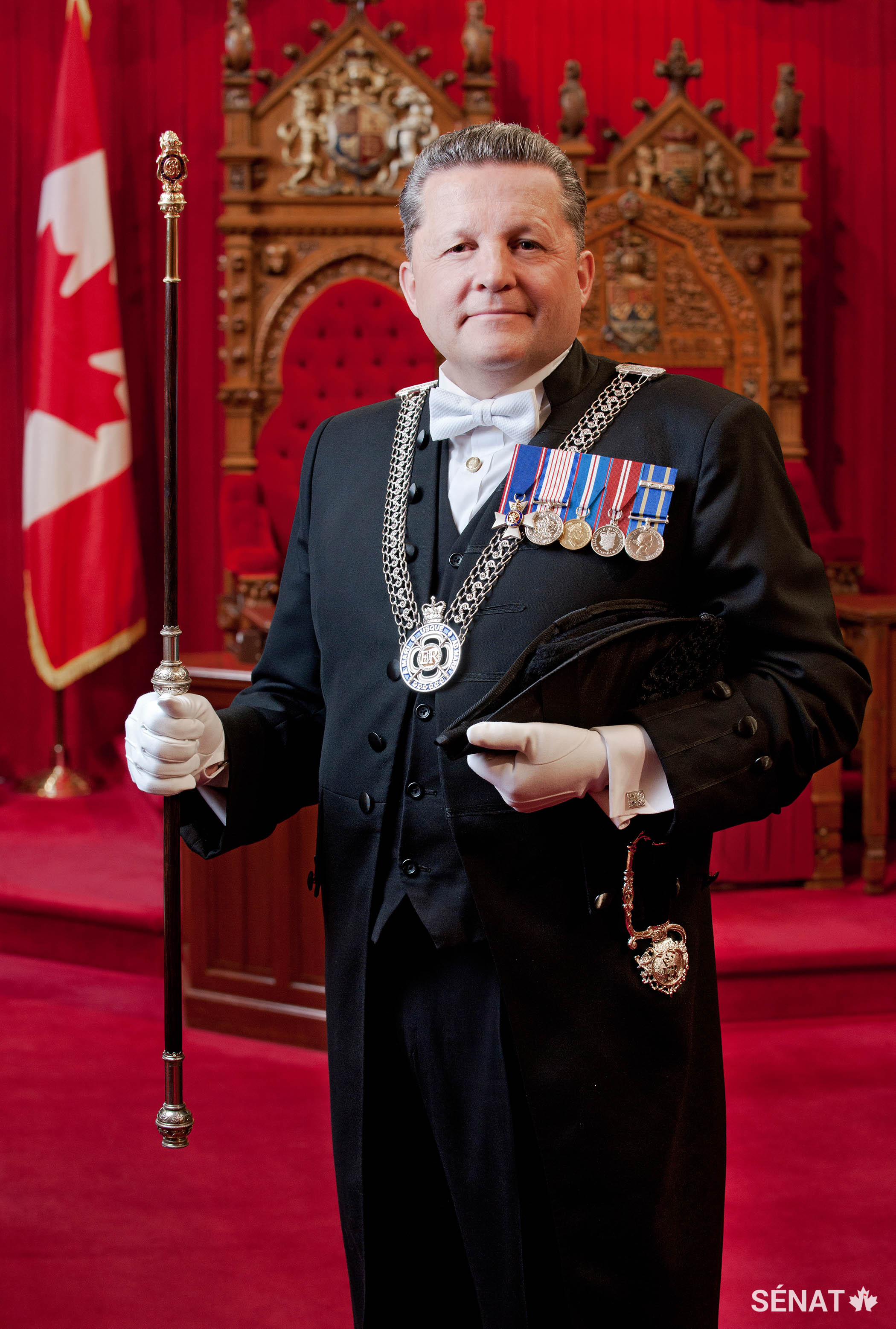 En octobre 2013, J. Greg Peters a été nommé au poste d’huissier du bâton noir, ce qui fait de lui le serviteur personnel et le messager de la Reine (ou du gouverneur général) au Parlement. Sa nomination par le gouverneur en conseil lui confère le statut de plus haut responsable du protocole au Parlement et le charge de fonctions liées à la sécurité, aux cérémonies et au protocole.