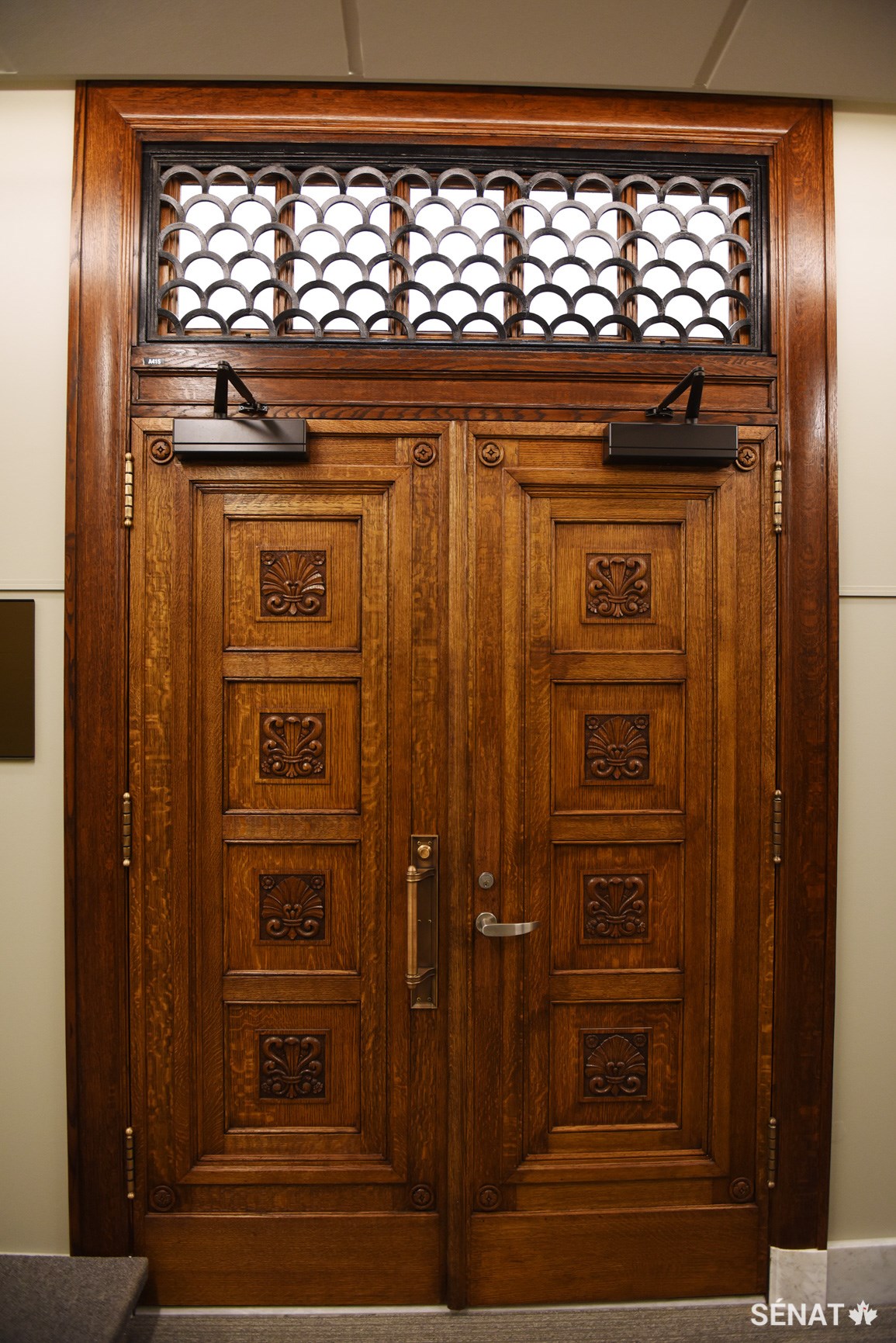 La récupération des matériaux originaux – comme ceux que l’on retrouve dans cette porte d’entrée et dans les plaques de marbre qui revêtent les corridors de l’édifice du Sénat du Canada – permet de préserver le patrimoine culturel de l’édifice.
