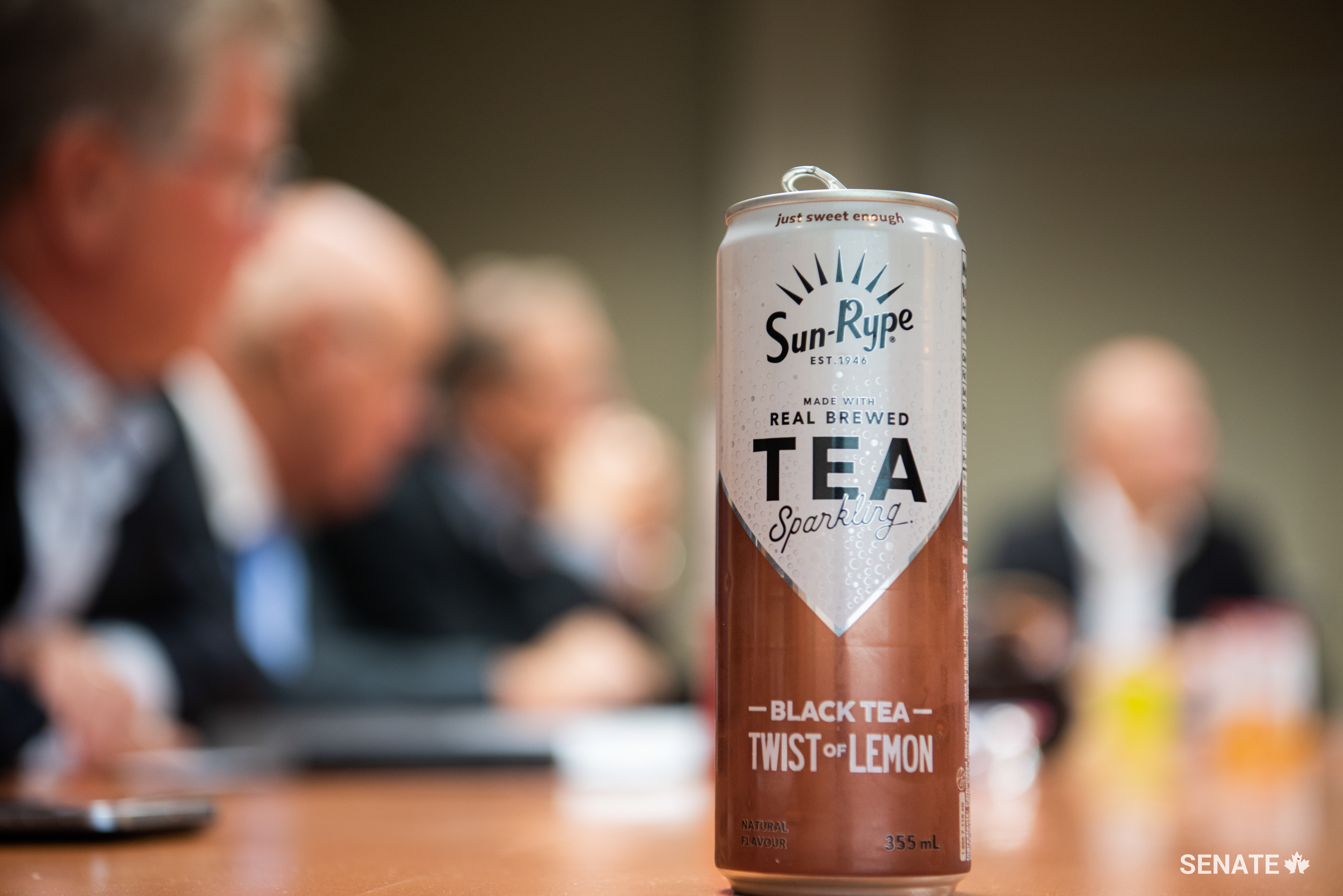 At the SunRype plant in Kelowna, BC, senators learn that sometimes it takes some creativity to offer fruit-flavoured products that are not too high in sugar. In fact, 100% fruit juice contains more sugar than artificially sweetened beverages, but also more nutrients and vitamins. Products labelled “high in sugar” could indeed hurt businesses like SunRype.